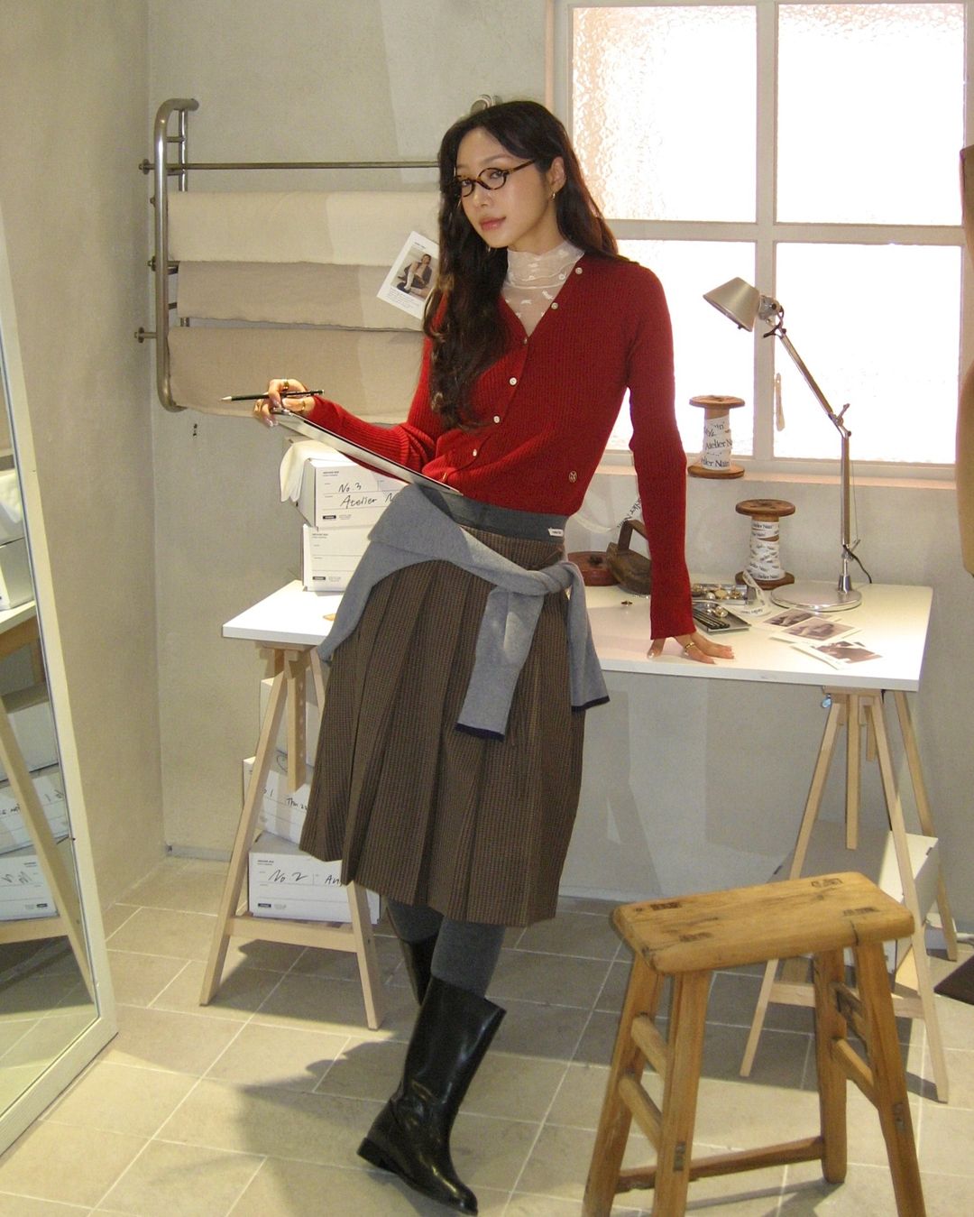 Cara mengenakan kardigan musim gugur yang cantik - Foto 1. Cách diện áo cardigan mùa thu đẹp xao xuyến- Ảnh 1.