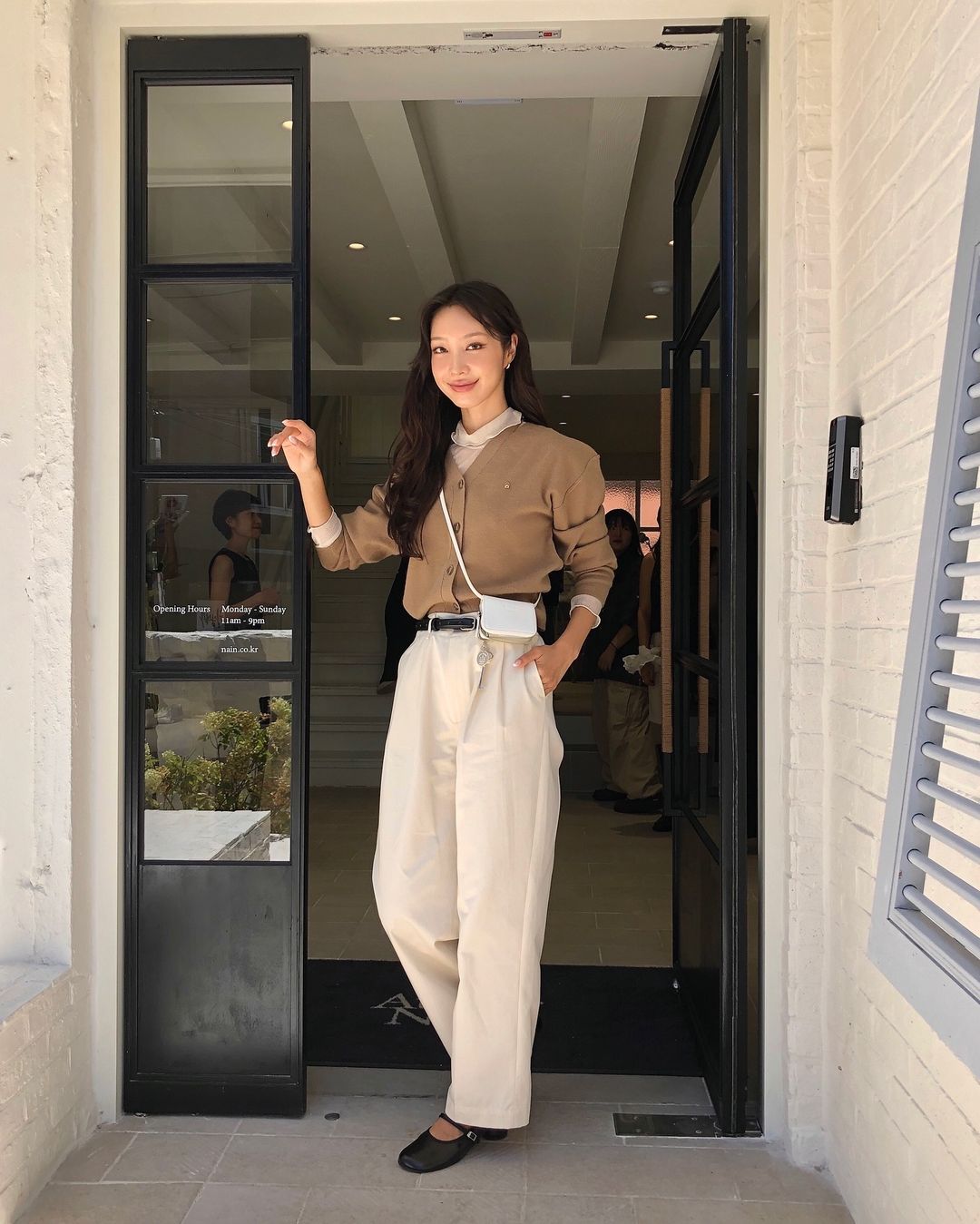 Cara mengenakan kardigan musim gugur yang cantik - Foto 7. Cách diện áo cardigan mùa thu đẹp xao xuyến- Ảnh 7.