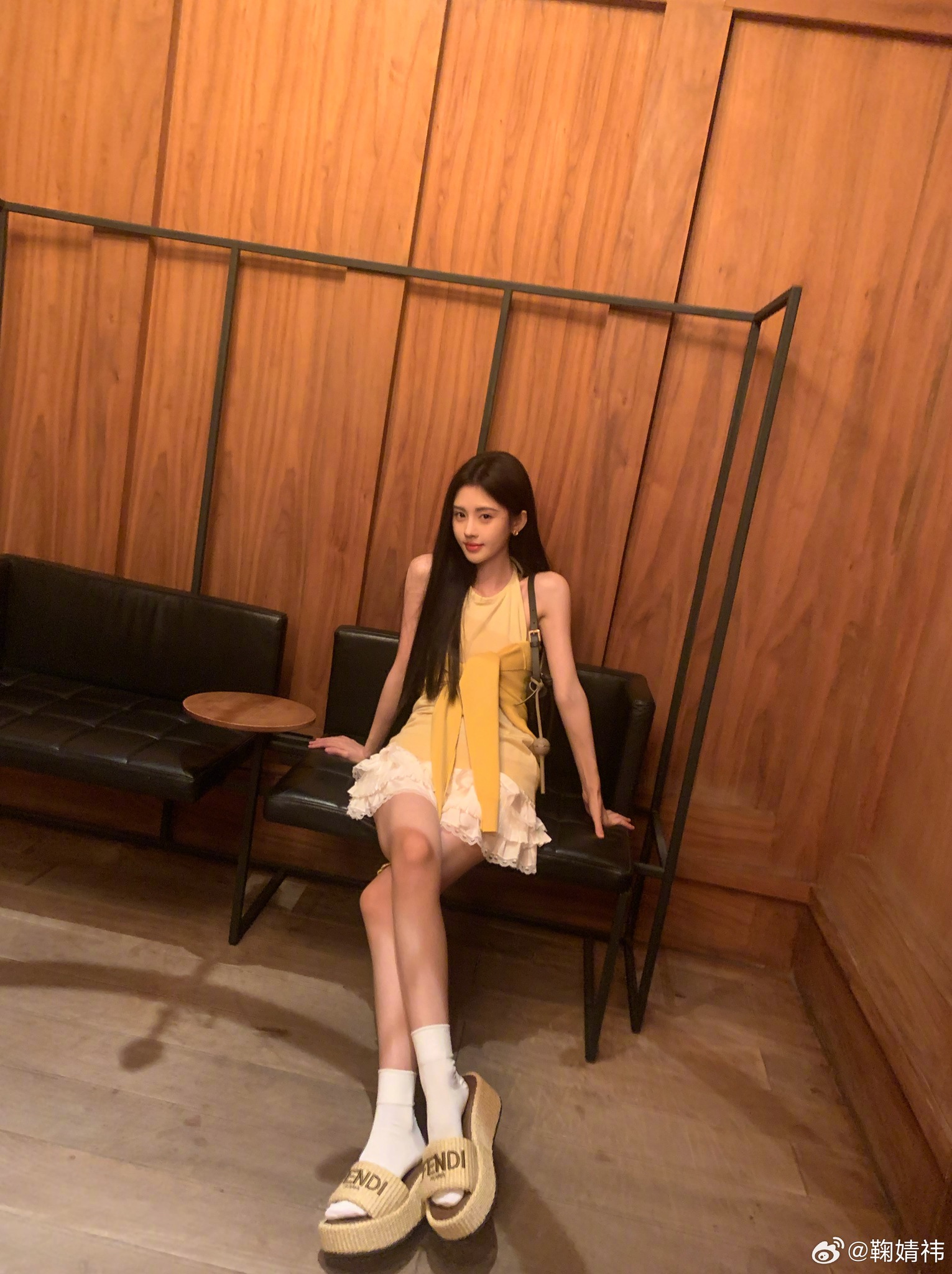 Cuc Tinh Y اکثر گلے والی شرٹ پہنتی ہے، جو اس کے دلکش کالر کی ہڈی کو دکھاتی ہے - تصویر 10۔ Cúc Tịnh Y chăm diện áo cổ yếm, khoe xương quai xanh quyến rũ- Ảnh 10.