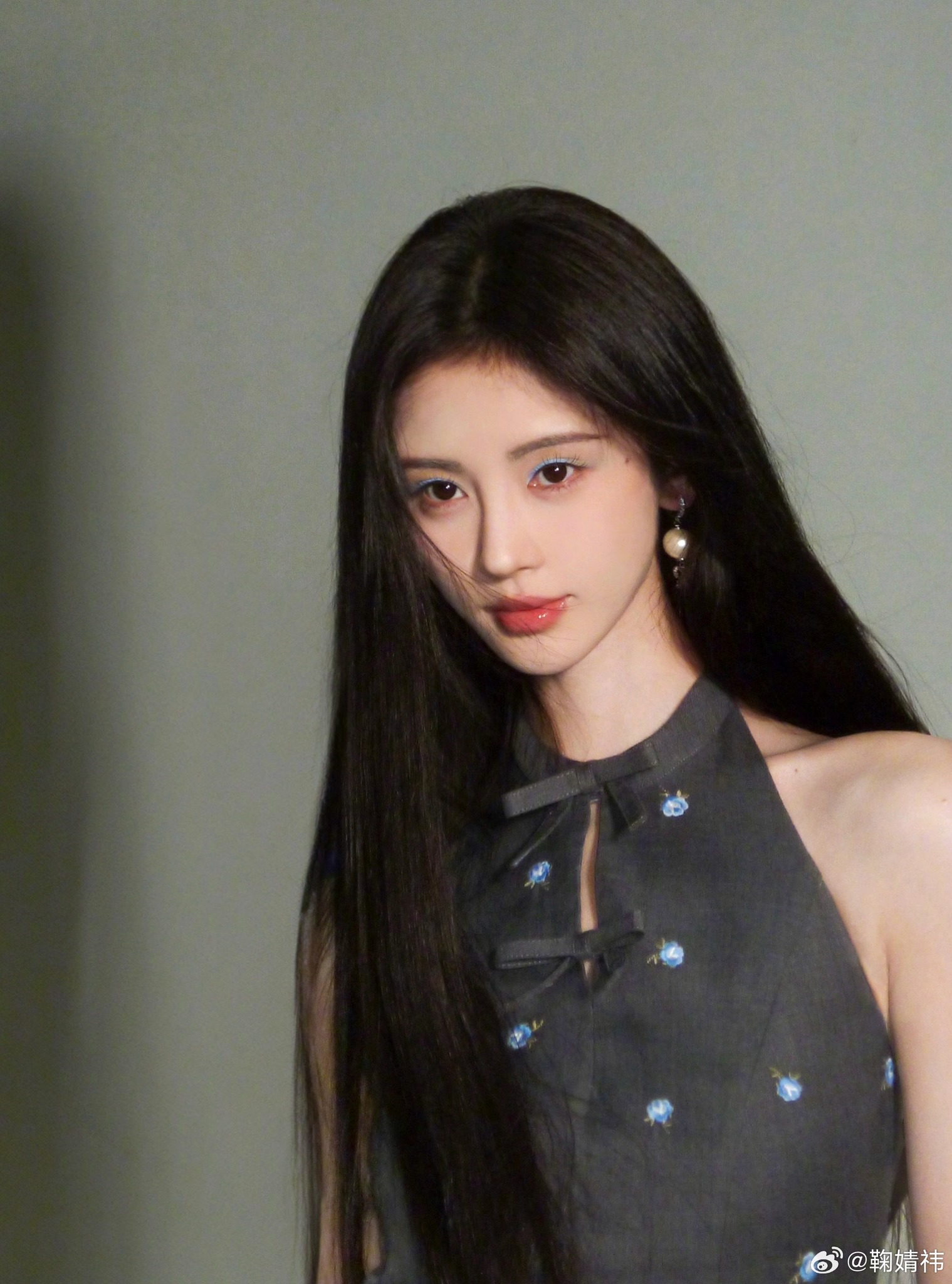 Cuc Tinh Y اکثر گردن والی شرٹ پہنتی ہیں، جو اس کے دلکش کالر کی ہڈی کو دکھاتی ہیں - تصویر 5۔ Cúc Tịnh Y chăm diện áo cổ yếm, khoe xương quai xanh quyến rũ- Ảnh 5.