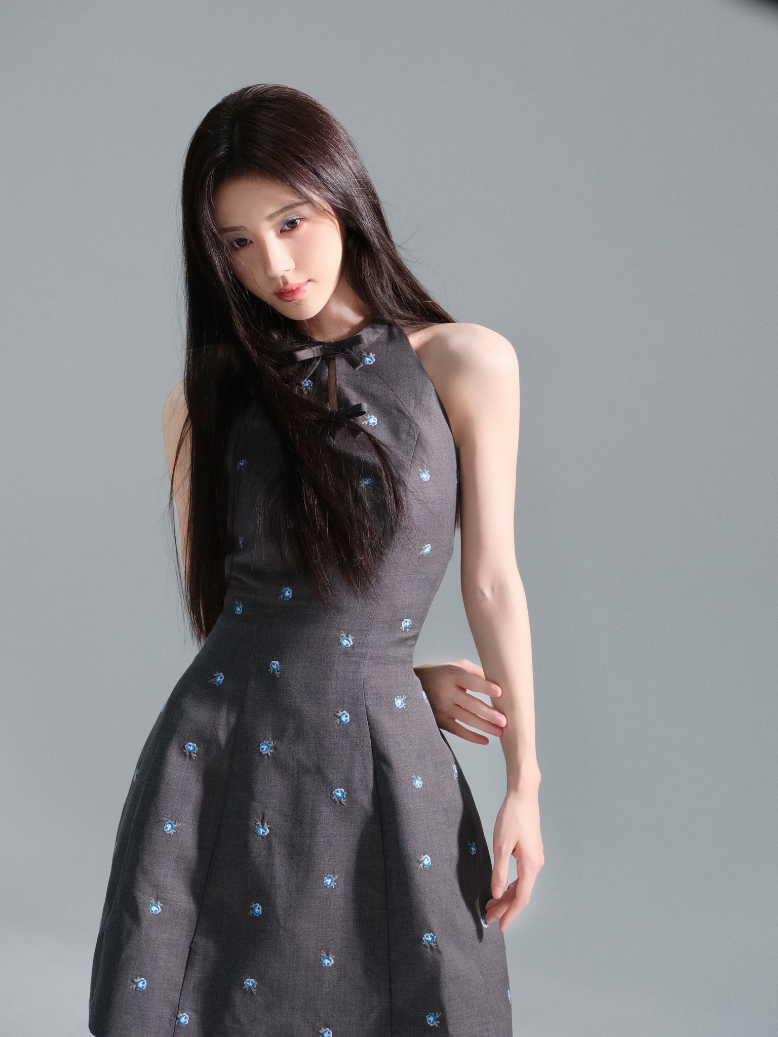 Cuc Tinh Y اکثر گردن والی شرٹ پہنتی ہے، جو اس کے دلکش کالر کی ہڈی کو دکھاتی ہے - تصویر 4۔ Cúc Tịnh Y chăm diện áo cổ yếm, khoe xương quai xanh quyến rũ- Ảnh 4.