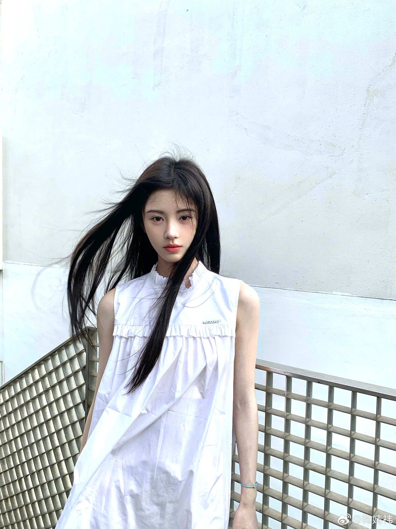 Cuc Tinh Y اکثر گردن والی شرٹ پہنتی ہے، جو اس کی دلکش کالربون کو دکھاتی ہے - تصویر 9۔ Cúc Tịnh Y chăm diện áo cổ yếm, khoe xương quai xanh quyến rũ- Ảnh 9.