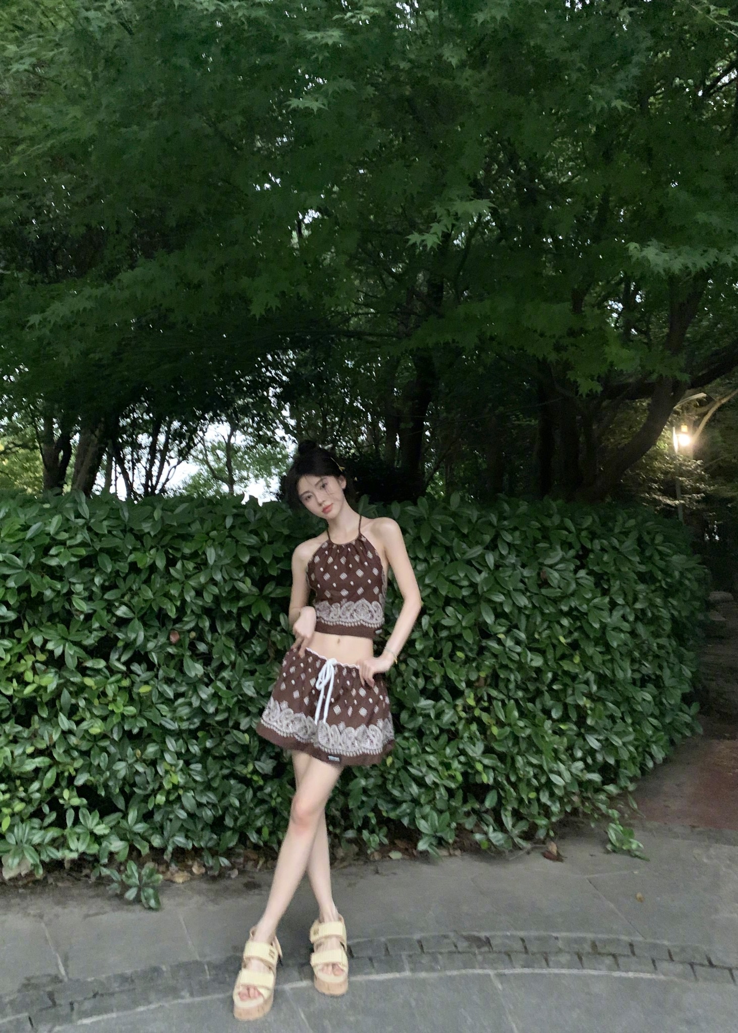 Cuc Tinh Y اکثر ہالٹر نیک شرٹ پہنتی ہیں، جو اس کے دلکش کالر کی ہڈی کو دکھاتی ہیں - تصویر 8۔ Cúc Tịnh Y chăm diện áo cổ yếm, khoe xương quai xanh quyến rũ- Ảnh 8.