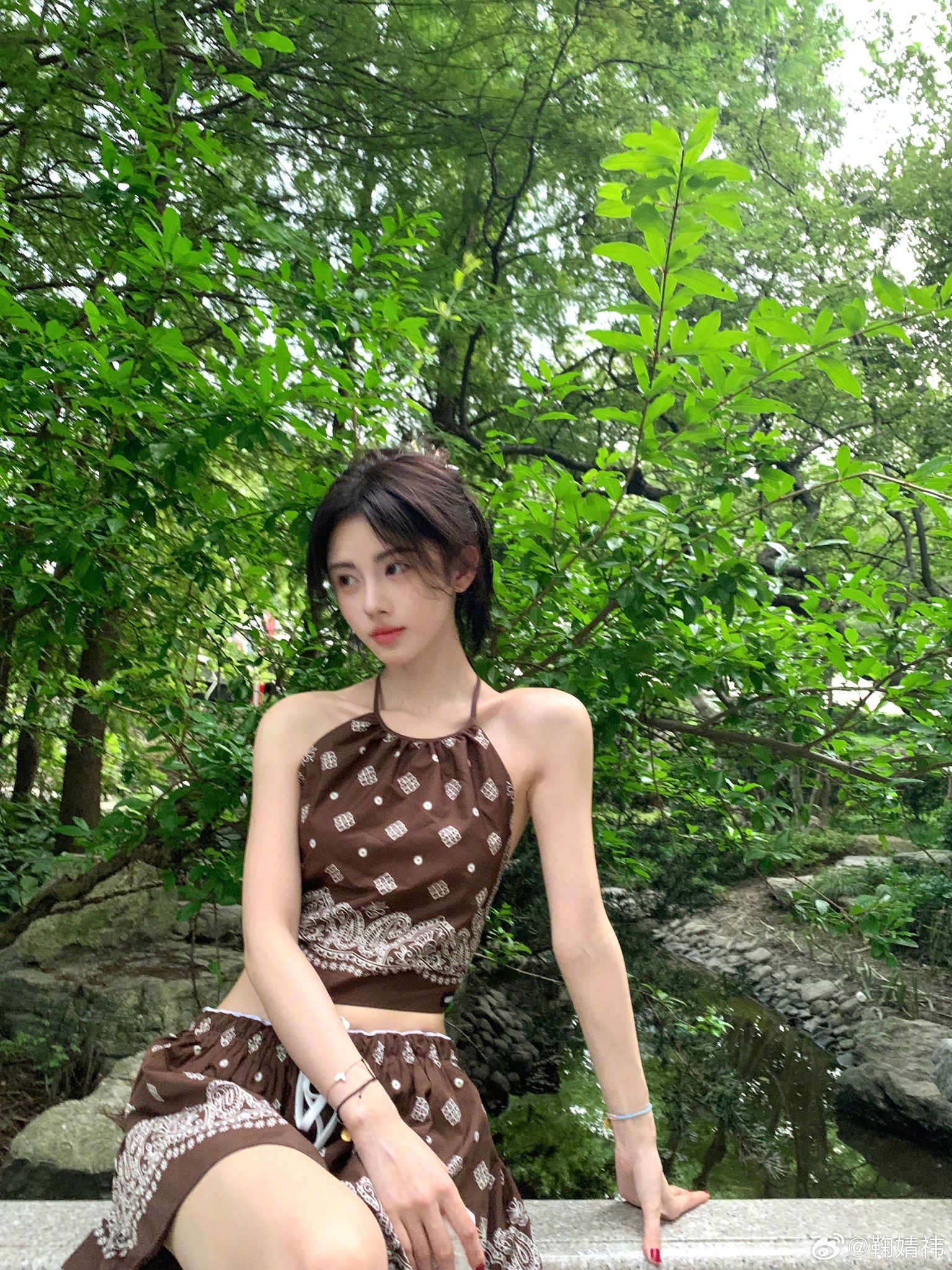 Cuc Tinh Y اکثر گردن والی شرٹ پہنتی ہے، جو اس کے دلکش کالر کی ہڈی کو دکھاتی ہے - تصویر 7۔ Cúc Tịnh Y chăm diện áo cổ yếm, khoe xương quai xanh quyến rũ- Ảnh 7.