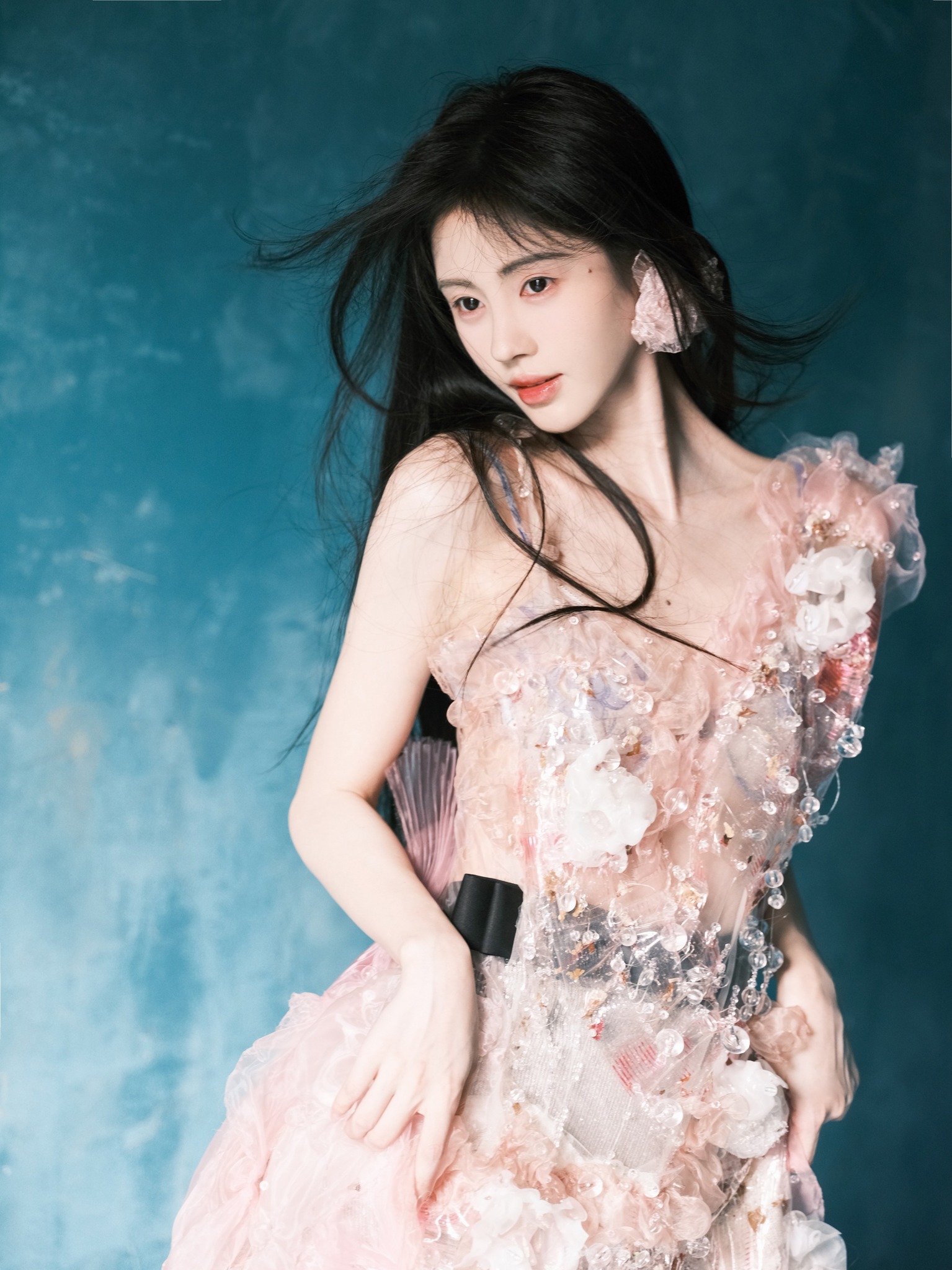 Cuc Tinh Y اکثر گردن والی شرٹ پہنتی ہے، جو اس کی دلکش کالربون کو دکھاتی ہے - تصویر 1۔ Cúc Tịnh Y chăm diện áo cổ yếm, khoe xương quai xanh quyến rũ- Ảnh 1.