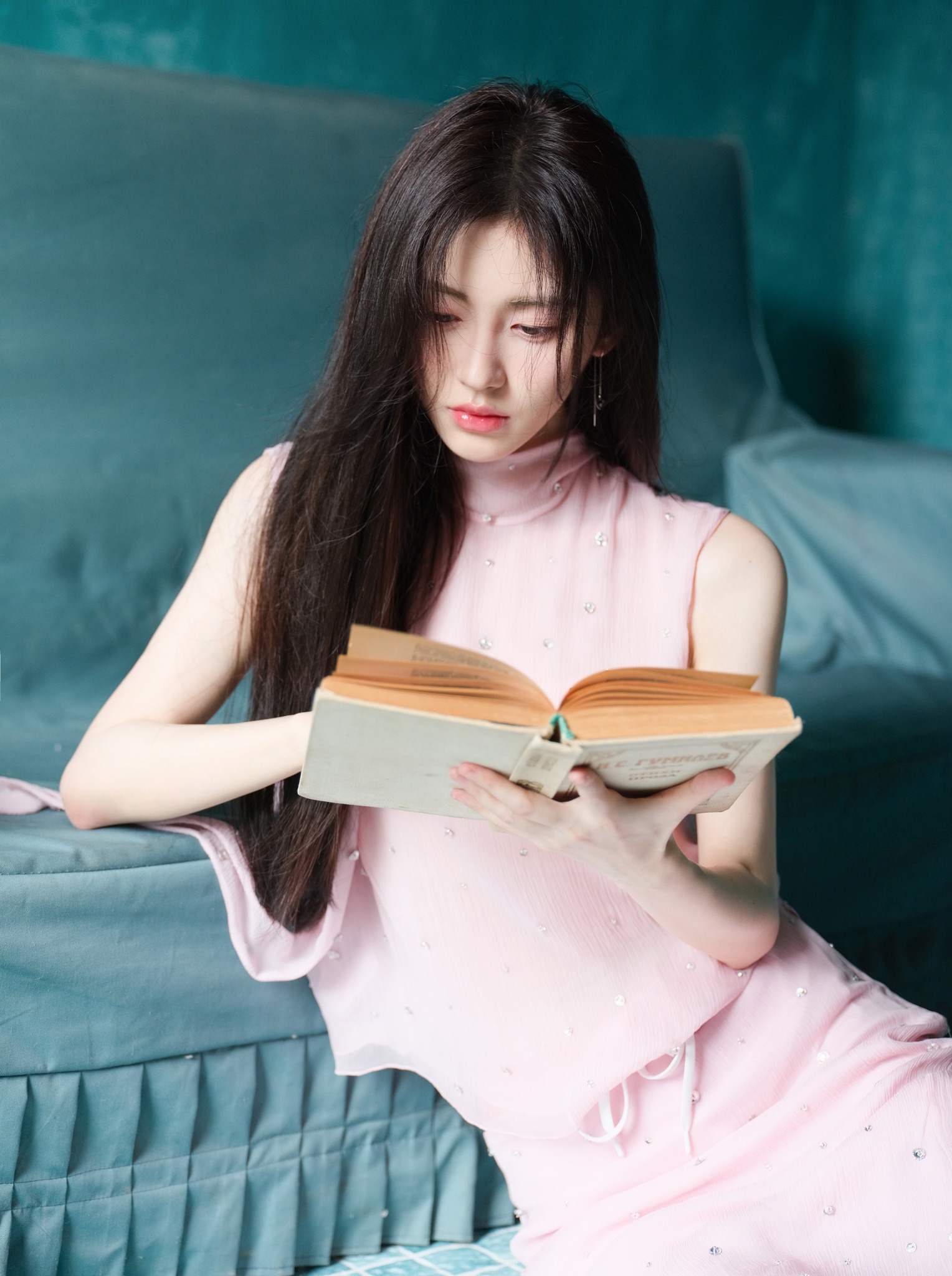 Cuc Tinh Y اکثر گردن والی شرٹ پہنتی ہے، جو اس کے دلکش کالر کی ہڈی کو دکھاتی ہے - تصویر 2۔ Cúc Tịnh Y chăm diện áo cổ yếm, khoe xương quai xanh quyến rũ- Ảnh 2.