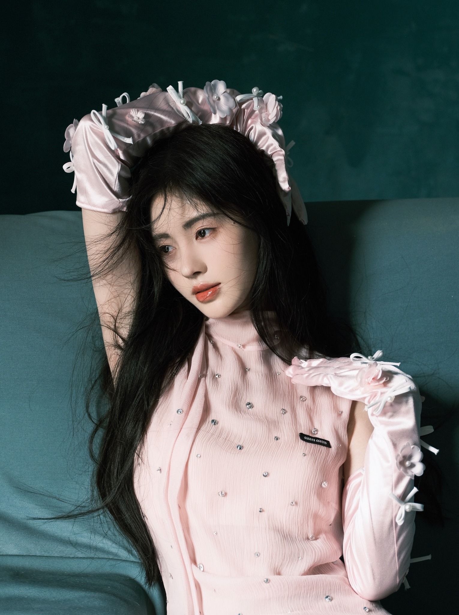 Cuc Tinh Y اکثر گردن والی شرٹ پہنتی ہے، جو اس کے دلکش کالر کی ہڈی کو دکھاتی ہے - تصویر 3۔ Cúc Tịnh Y chăm diện áo cổ yếm, khoe xương quai xanh quyến rũ- Ảnh 3.