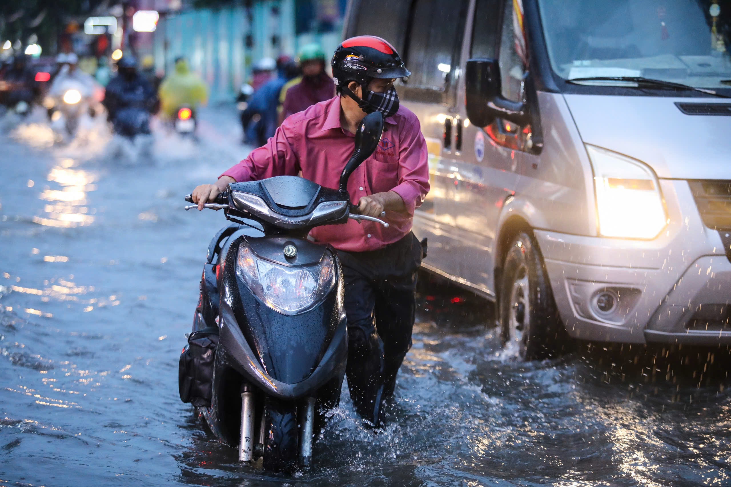 Mưa lớn ngày đầu kỳ nghỉ lễ 2.9: Nhiều tuyến đường bỗng chốc 'thành sông'- Ảnh 2.