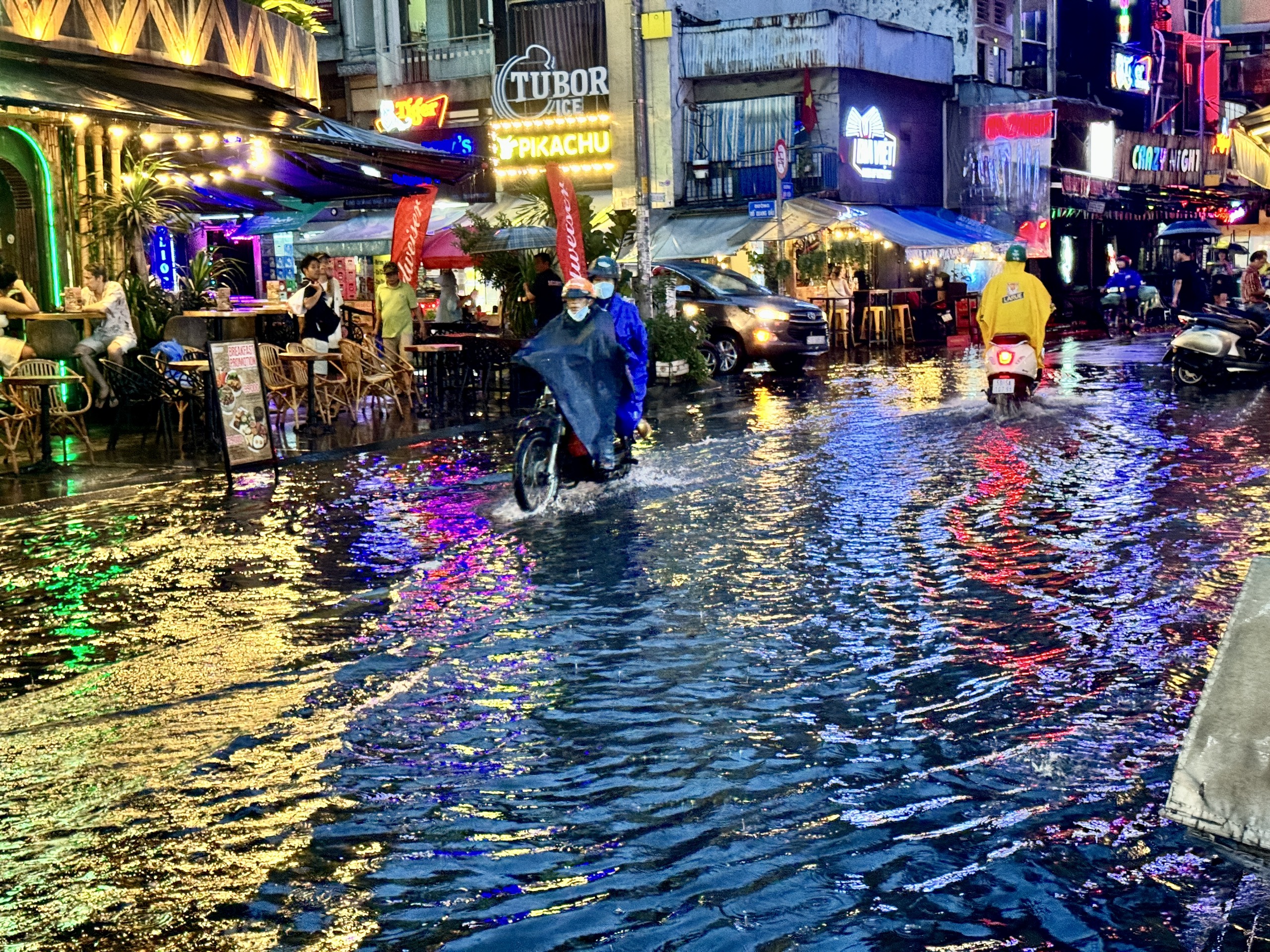 Mưa lớn ngày đầu kỳ nghỉ lễ 2.9: Nhiều tuyến đường bỗng chốc 'thành sông'- Ảnh 12.