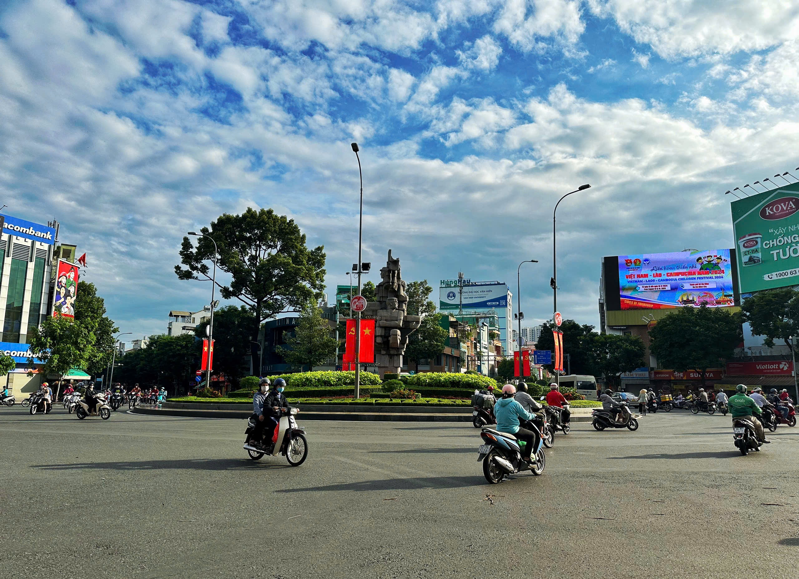 Ngày đầu kỳ nghỉ lễ 2.9: Đường phố TP.HCM thông thoáng, thời tiết mát mẻ- Ảnh 8.