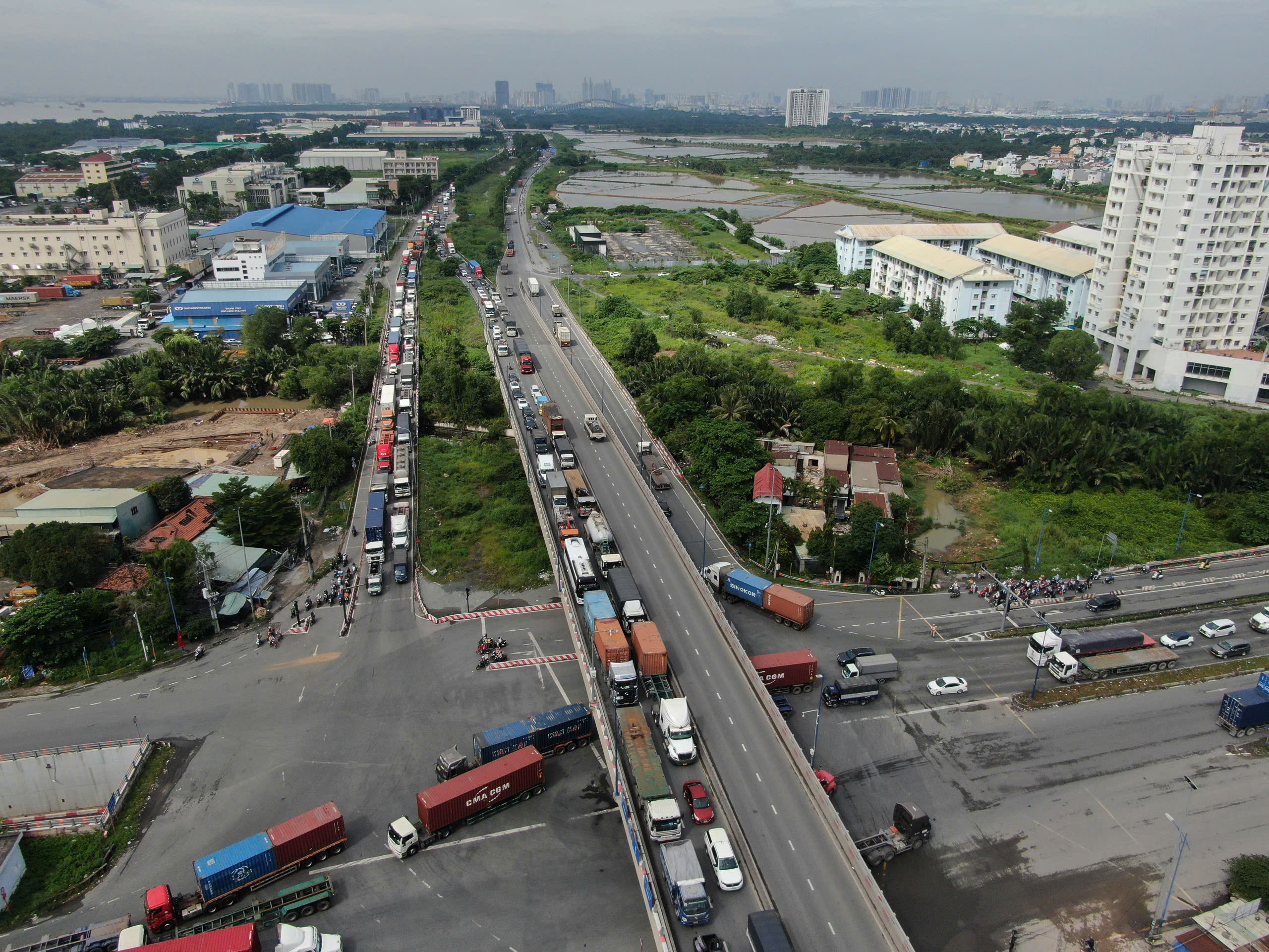 Ngày đầu kỳ nghỉ lễ 2.9: Kẹt xe đến trưa trên đường vào phà Cát Lái- Ảnh 1.