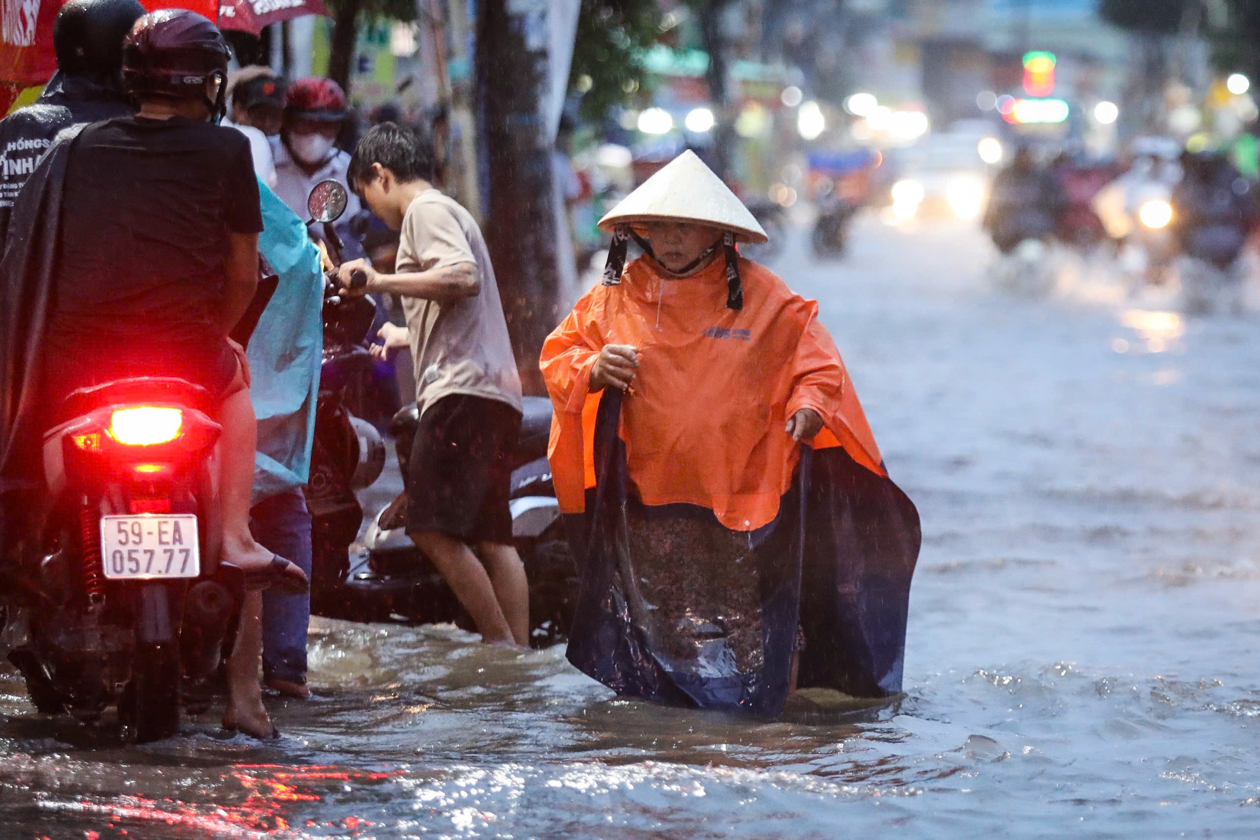 Mưa lớn ngày đầu kỳ nghỉ lễ 2.9: Nhiều tuyến đường bỗng chốc 'thành sông'- Ảnh 3.