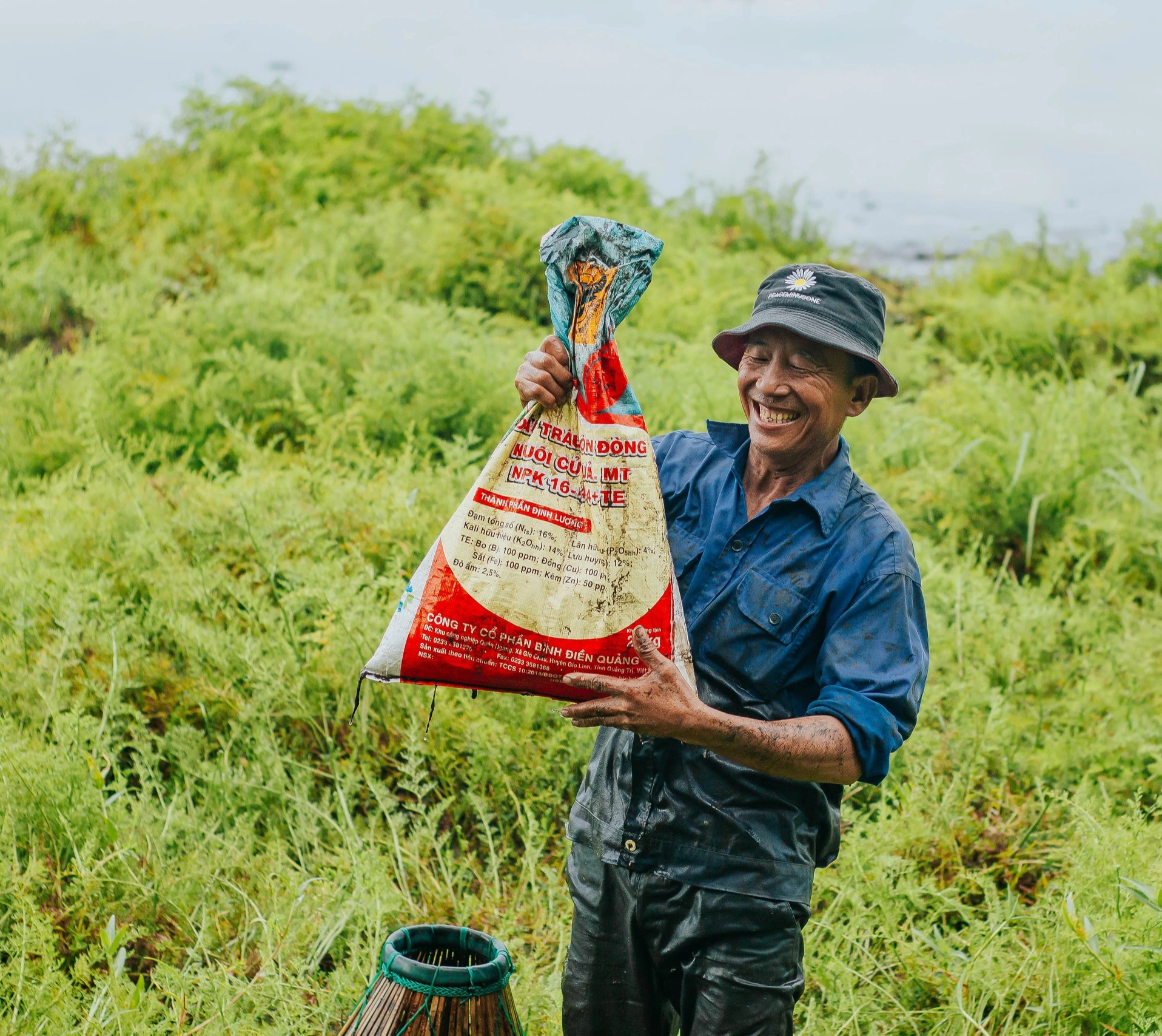 Lội bùn bắt cá tại lễ hội phá trằm Trà Lộc- Ảnh 5.