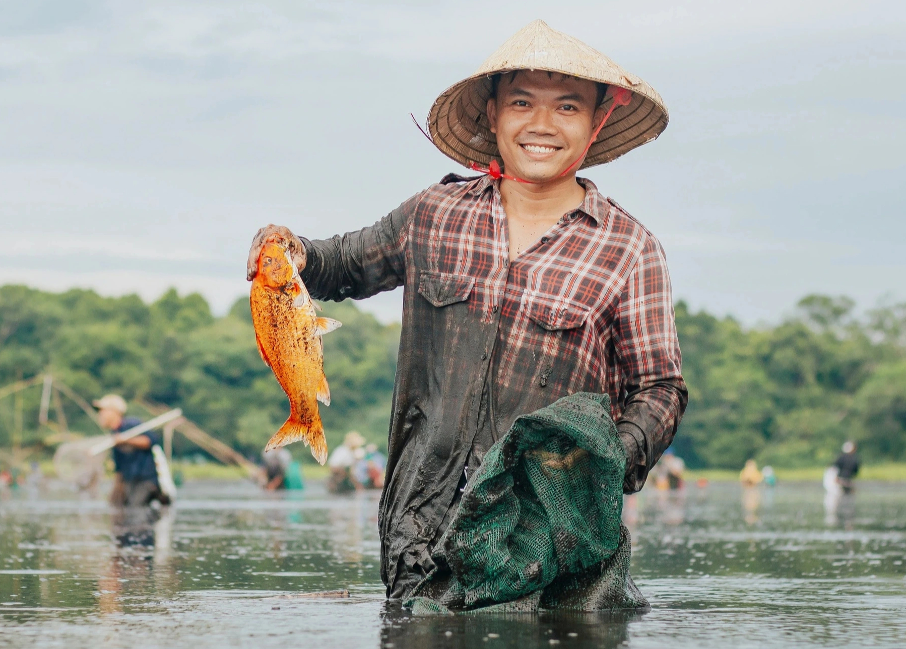 Lội bùn bắt cá tại lễ hội phá trằm Trà Lộc- Ảnh 4.