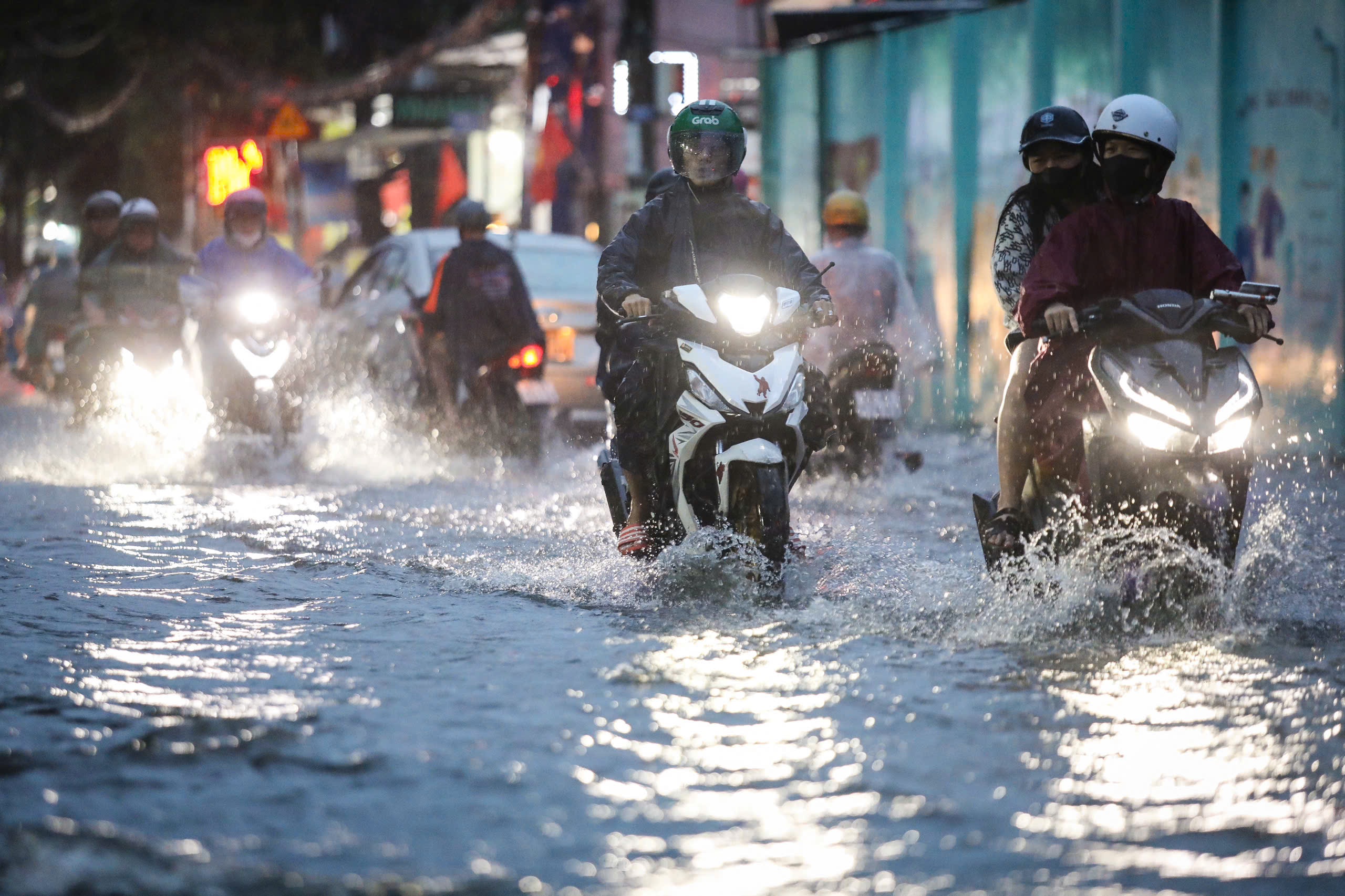 Mưa lớn ngày đầu kỳ nghỉ lễ 2.9: Nhiều tuyến đường bỗng chốc 'thành sông'- Ảnh 1.