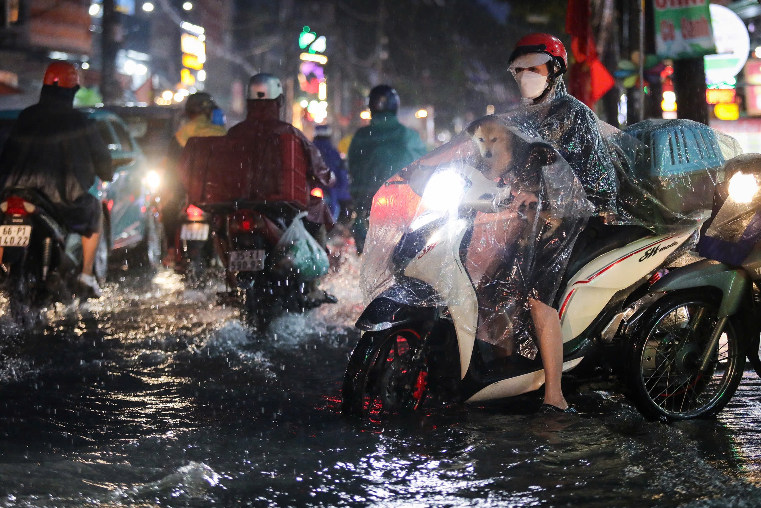 Mưa lớn ngày đầu kỳ nghỉ lễ 2.9: Nhiều tuyến đường bỗng chốc 'thành sông'- Ảnh 7.