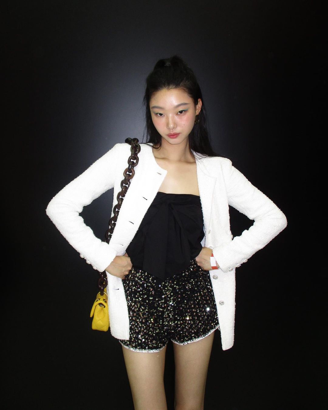 Cara mengenakan kardigan musim gugur yang cantik - Foto 2. Cách diện áo cardigan mùa thu đẹp xao xuyến- Ảnh 2.