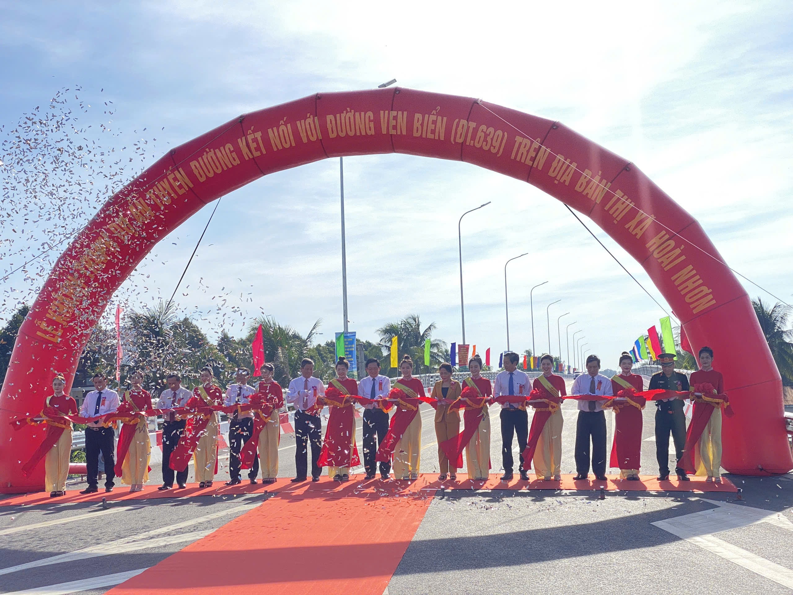 Khánh thành tuyến đường nối QL1 với đường ven biển Tam Quan- Ảnh 1. Khánh thành tuyến đường nối QL1 với đường ven biển Tam Quan- Ảnh 1.