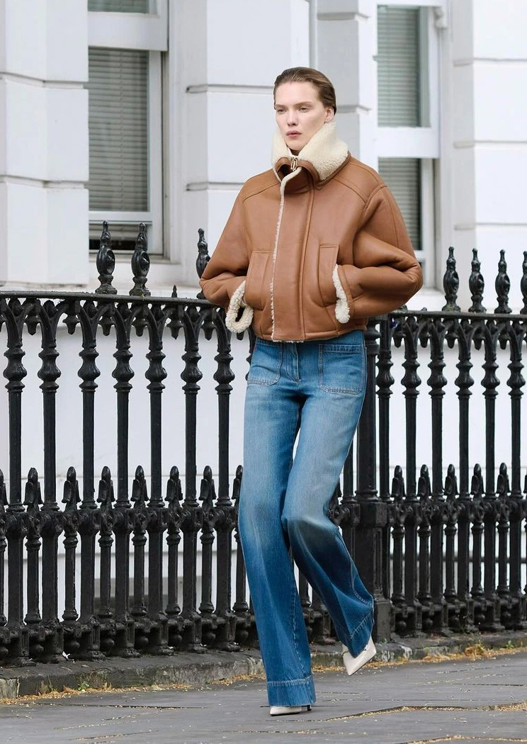 کلاسک نیلی جینز اس سیزن میں ٹرینڈ کر رہی ہیں - تصویر 7۔ Quần jeans xanh cổ điển đang 'đổ bộ' xu hướng mùa này- Ảnh 7.