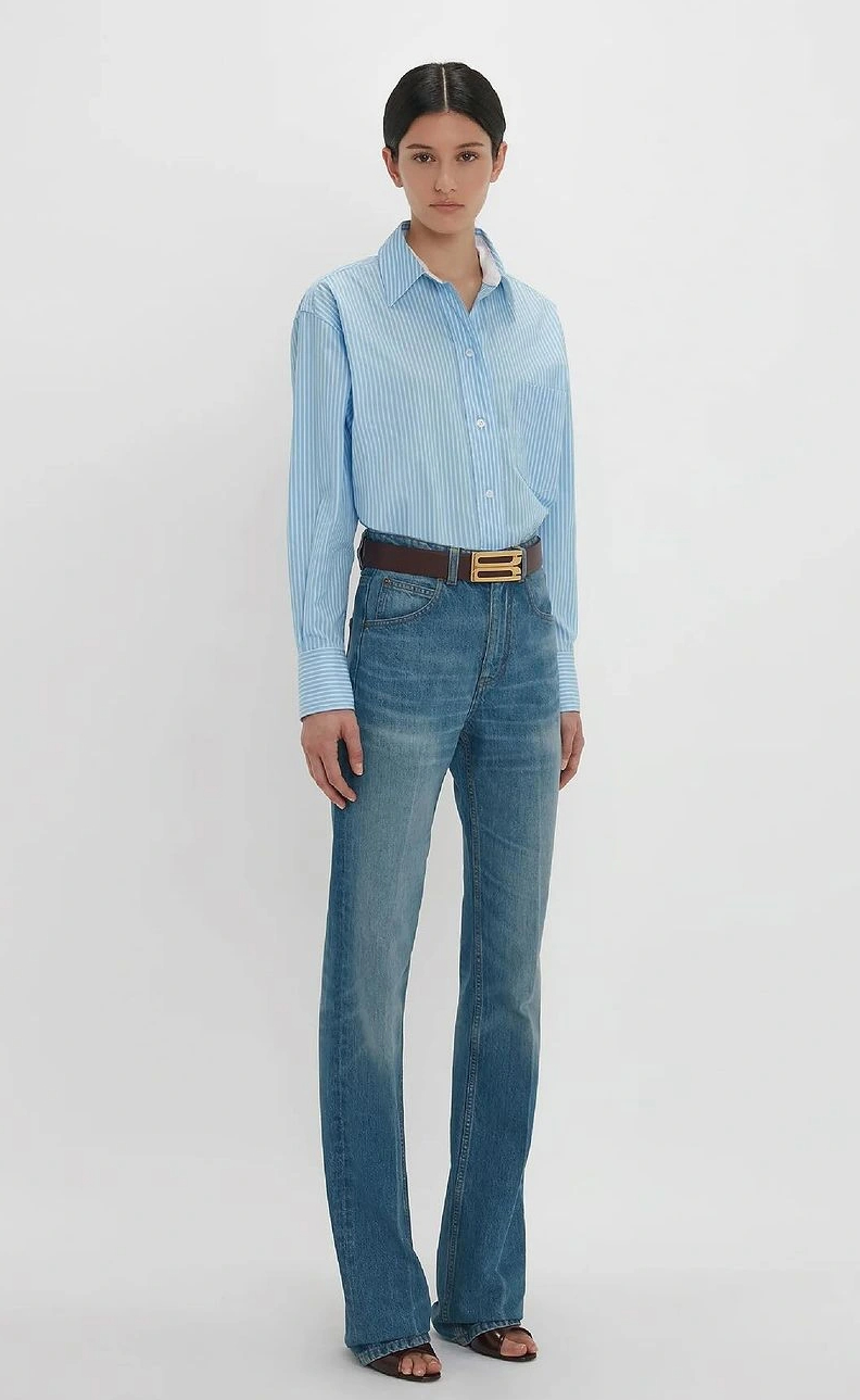 کلاسک نیلی جینز اس سیزن میں ٹرینڈ کر رہی ہیں - تصویر 5۔ Quần jeans xanh cổ điển đang 'đổ bộ' xu hướng mùa này- Ảnh 5.