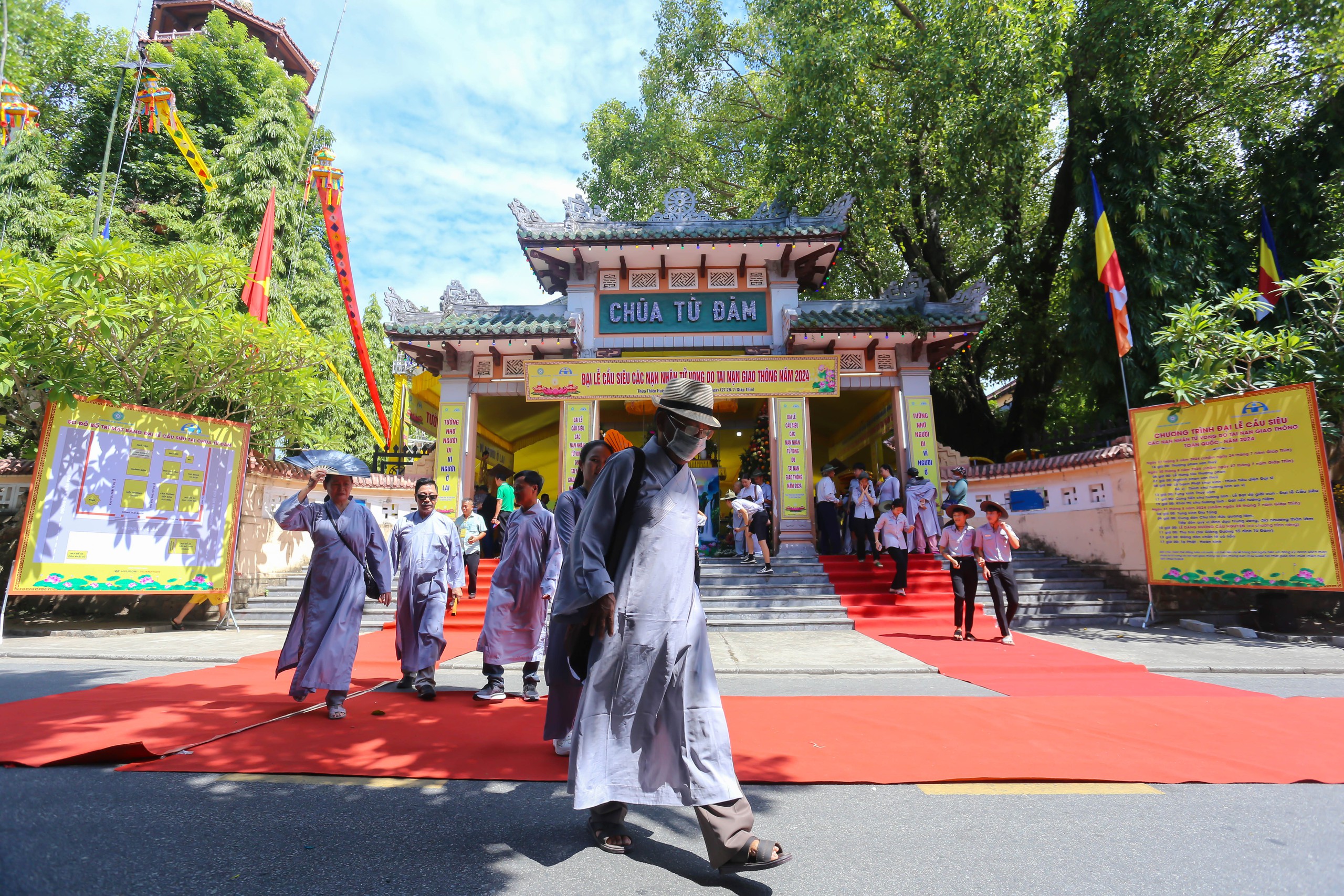 Cầu siêu nạn nhân tai nạn giao thông: Tưởng nhớ người mất, kêu gọi nâng cao ý thức an toàn- Ảnh 1.