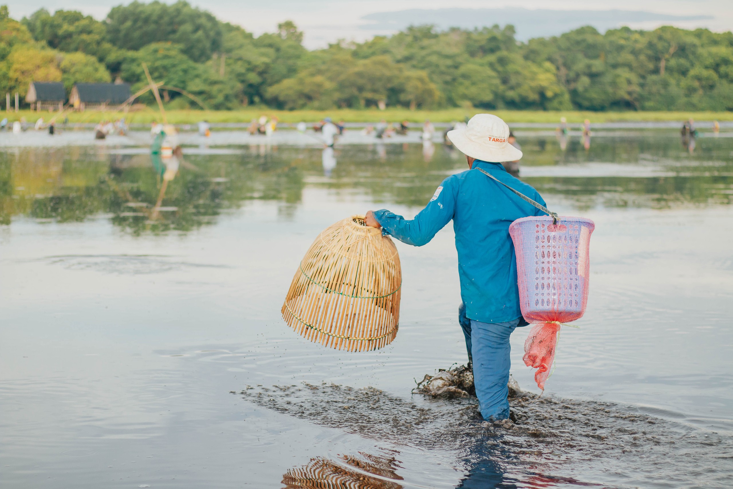 Lội bùn bắt cá tại lễ hội phá trằm Trà Lộc- Ảnh 3.