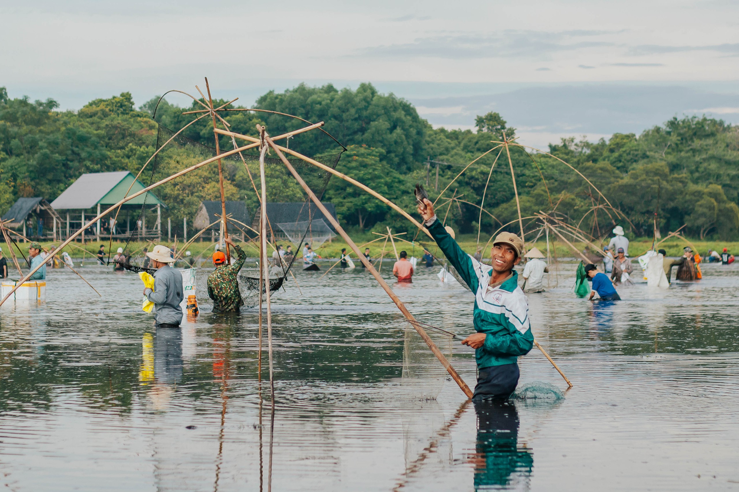 Lội bùn bắt cá tại lễ hội phá trằm Trà Lộc- Ảnh 9.