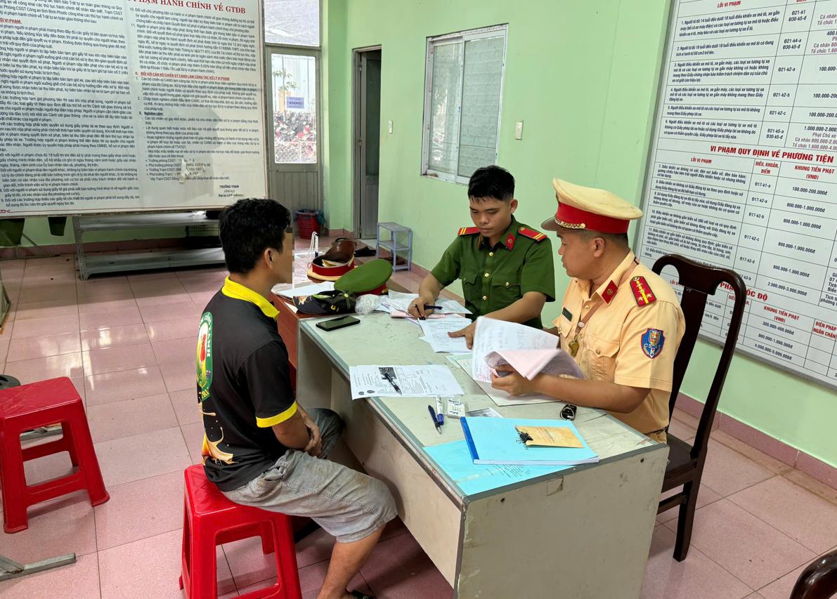Bình Phước: Kiểm tra tải trọng, phát hiện tài xế dương tính với ma túy- Ảnh 1. Bình Phước: Kiểm tra tải trọng, phát hiện tài xế dương tính với ma túy- Ảnh 1.