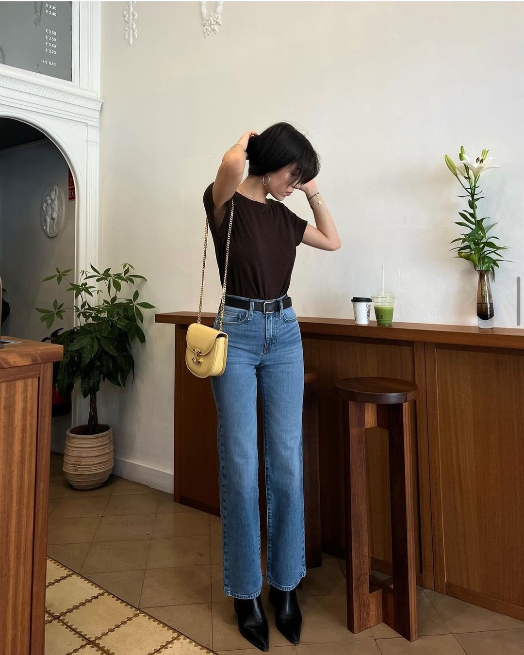 کلاسک نیلی جینز اس سیزن میں ٹرینڈ کر رہی ہیں - تصویر 9۔ Quần jeans xanh cổ điển đang 'đổ bộ' xu hướng mùa này- Ảnh 9.