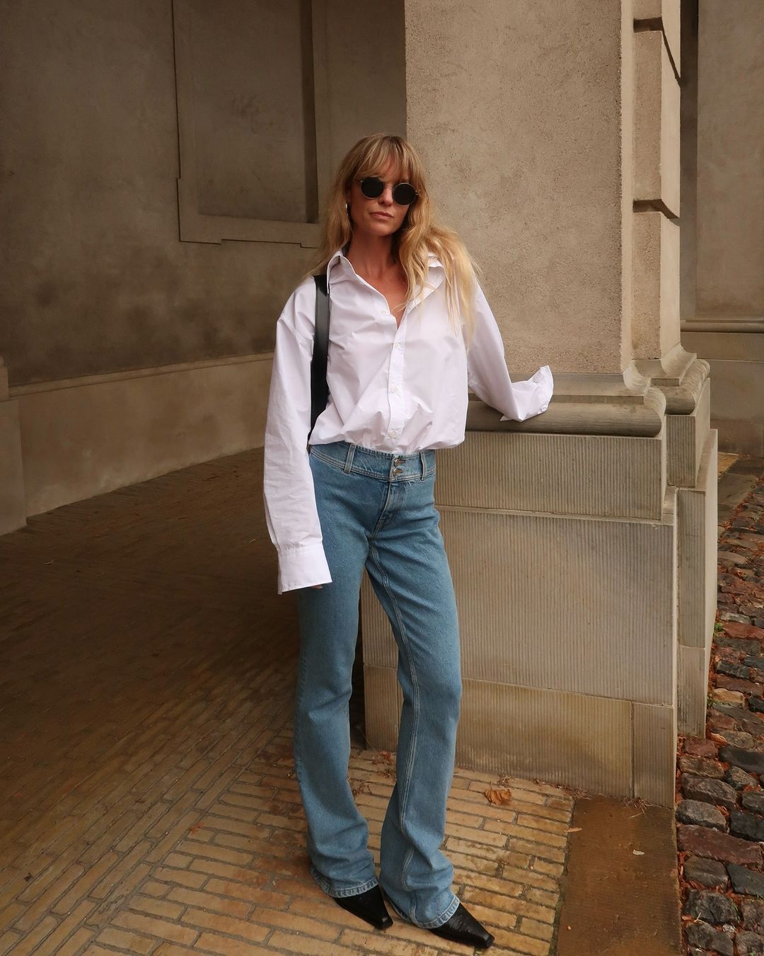 کلاسک نیلی جینز اس سیزن میں ٹرینڈ کر رہی ہیں - تصویر 3۔ Quần jeans xanh cổ điển đang 'đổ bộ' xu hướng mùa này- Ảnh 3.