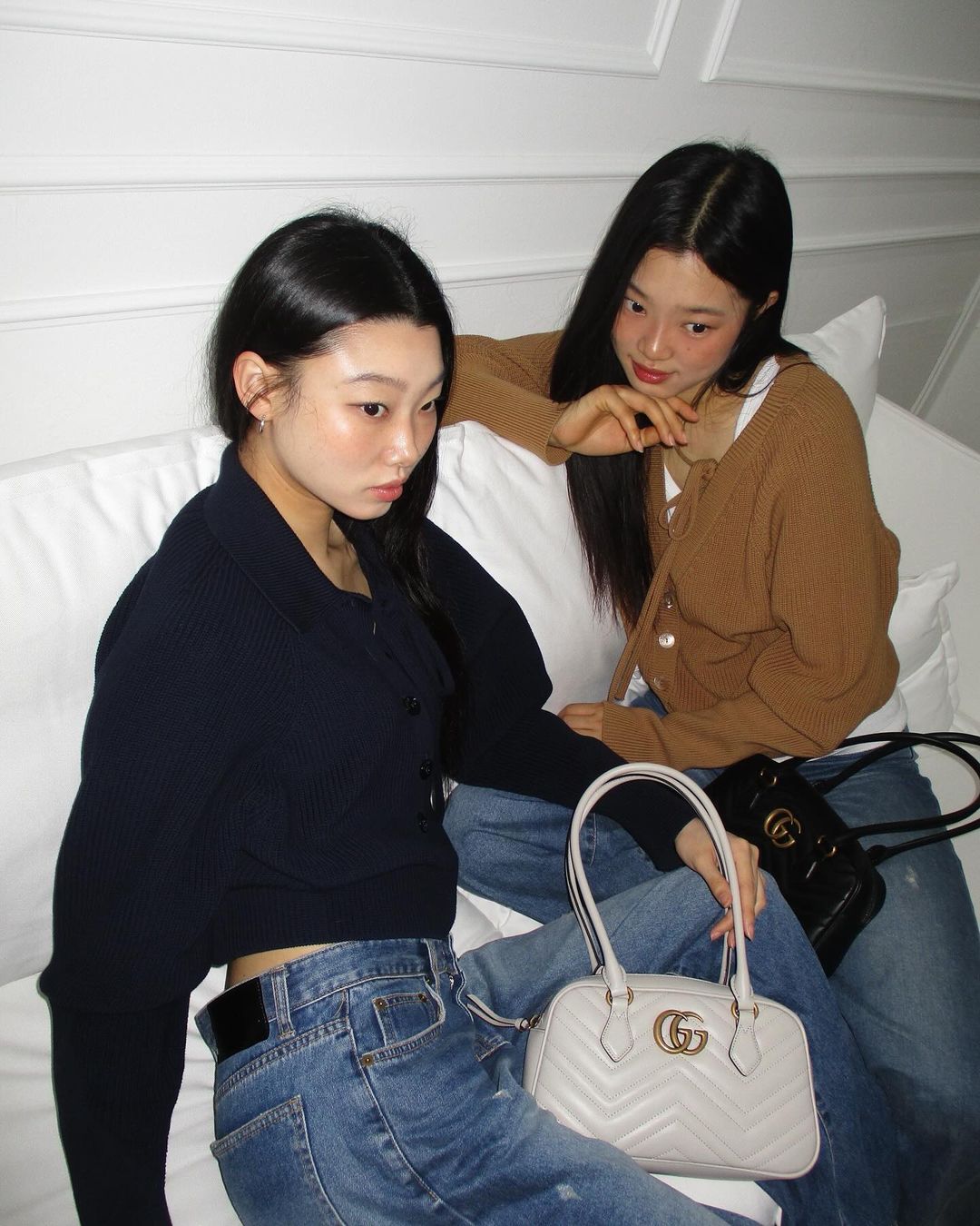 Cara mengenakan kardigan musim gugur yang cantik - Foto 4. Cách diện áo cardigan mùa thu đẹp xao xuyến- Ảnh 4.