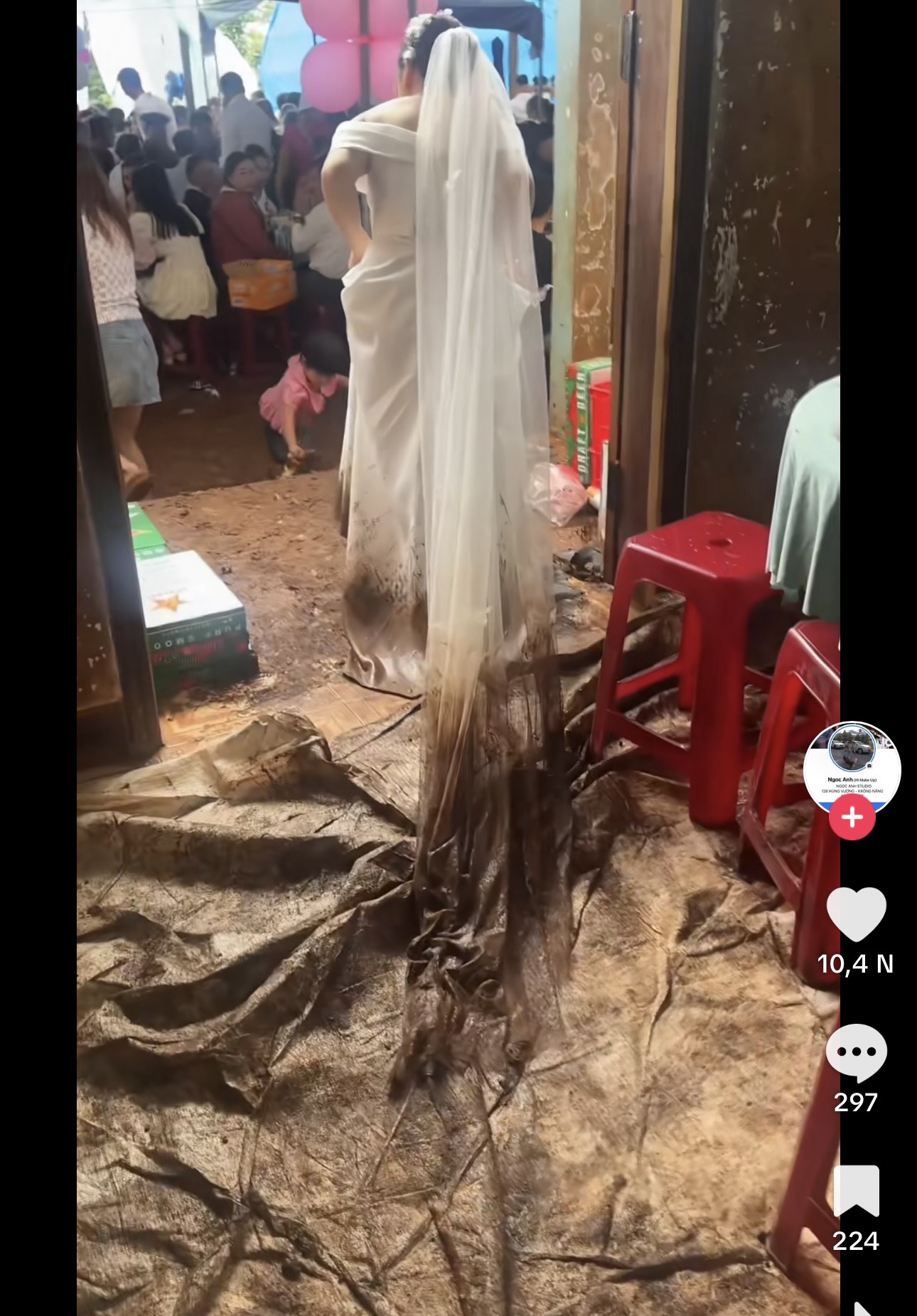 Cô dâu bị chỉ trích khi lội bùn làm dơ váy cưới trắng: Chủ studio nói gì?- Ảnh 2. Cô dâu bị chỉ trích khi lội bùn làm dơ váy cưới trắng: Chủ studio nói gì?- Ảnh 2.