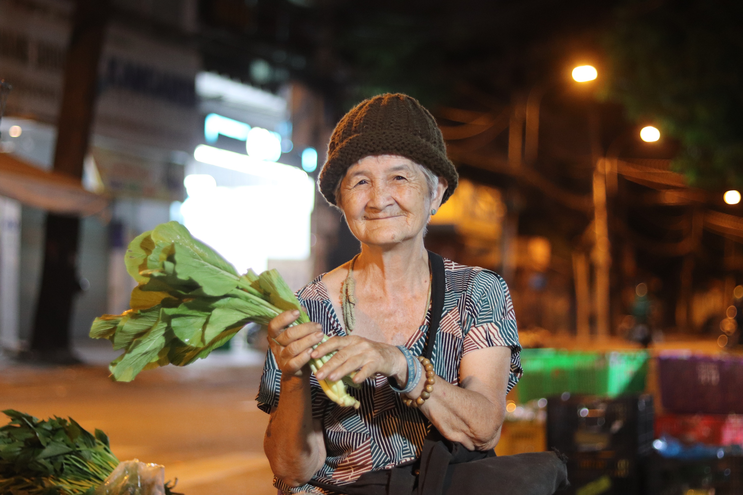 Triết lý 'sống thanh nhàn' từ gánh rau đêm của cụ bà U.80 - Thành phố nặng ân tình, Kỳ 4- Ảnh 3.