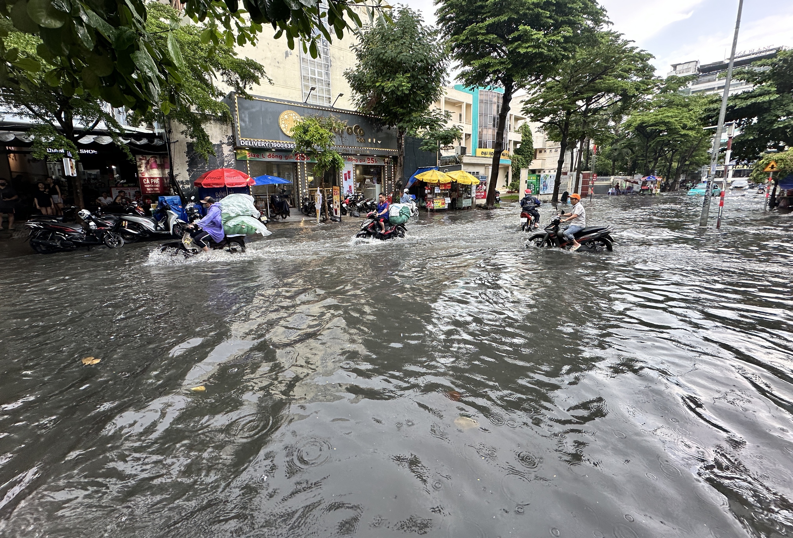 Mưa lớn giữa trưa ở TP.HCM, 'phố nhà giàu' Thảo Điền lại ngập- Ảnh 1.