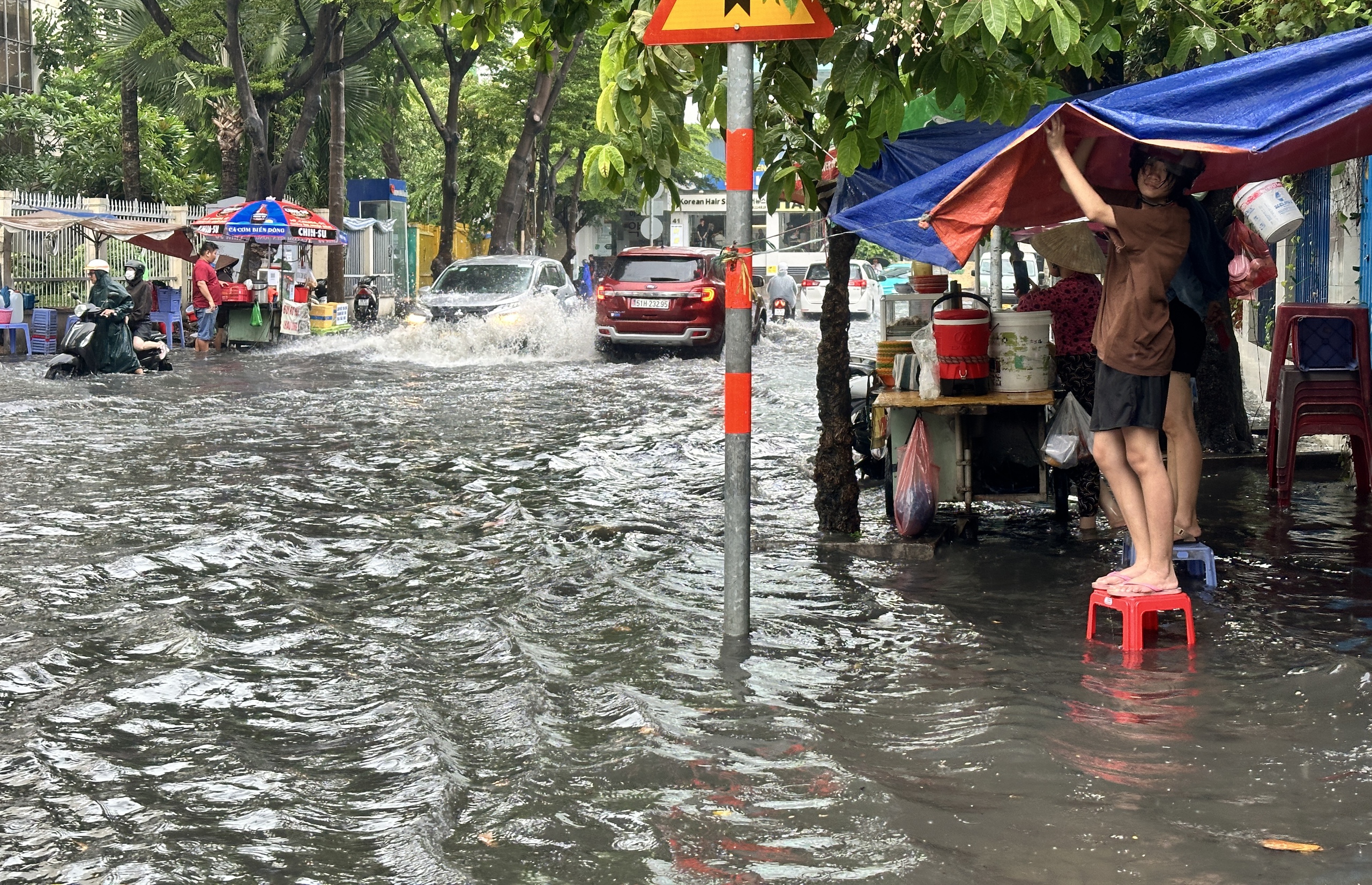 Mưa lớn giữa trưa ở TP.HCM, 'phố nhà giàu' Thảo Điền lại ngập- Ảnh 6.