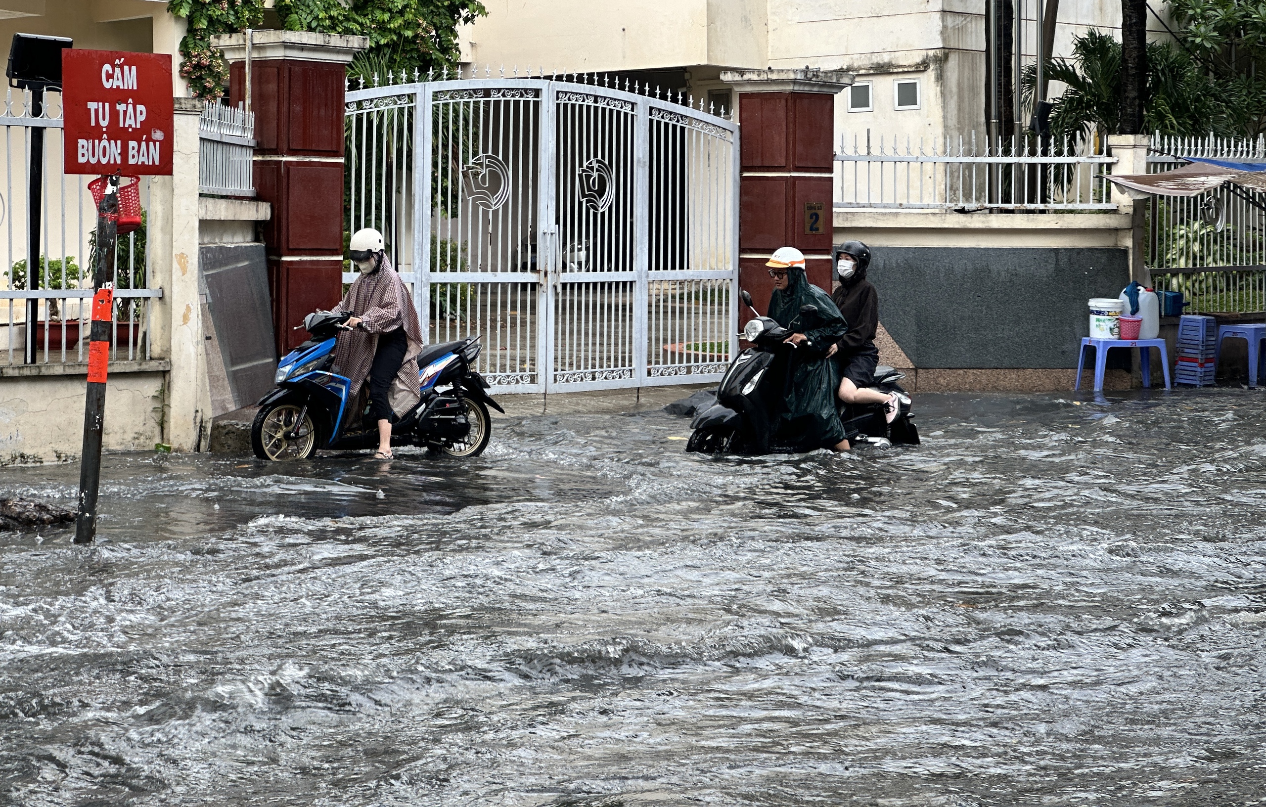 Mưa lớn giữa trưa ở TP.HCM, 'phố nhà giàu' Thảo Điền lại ngập- Ảnh 4.