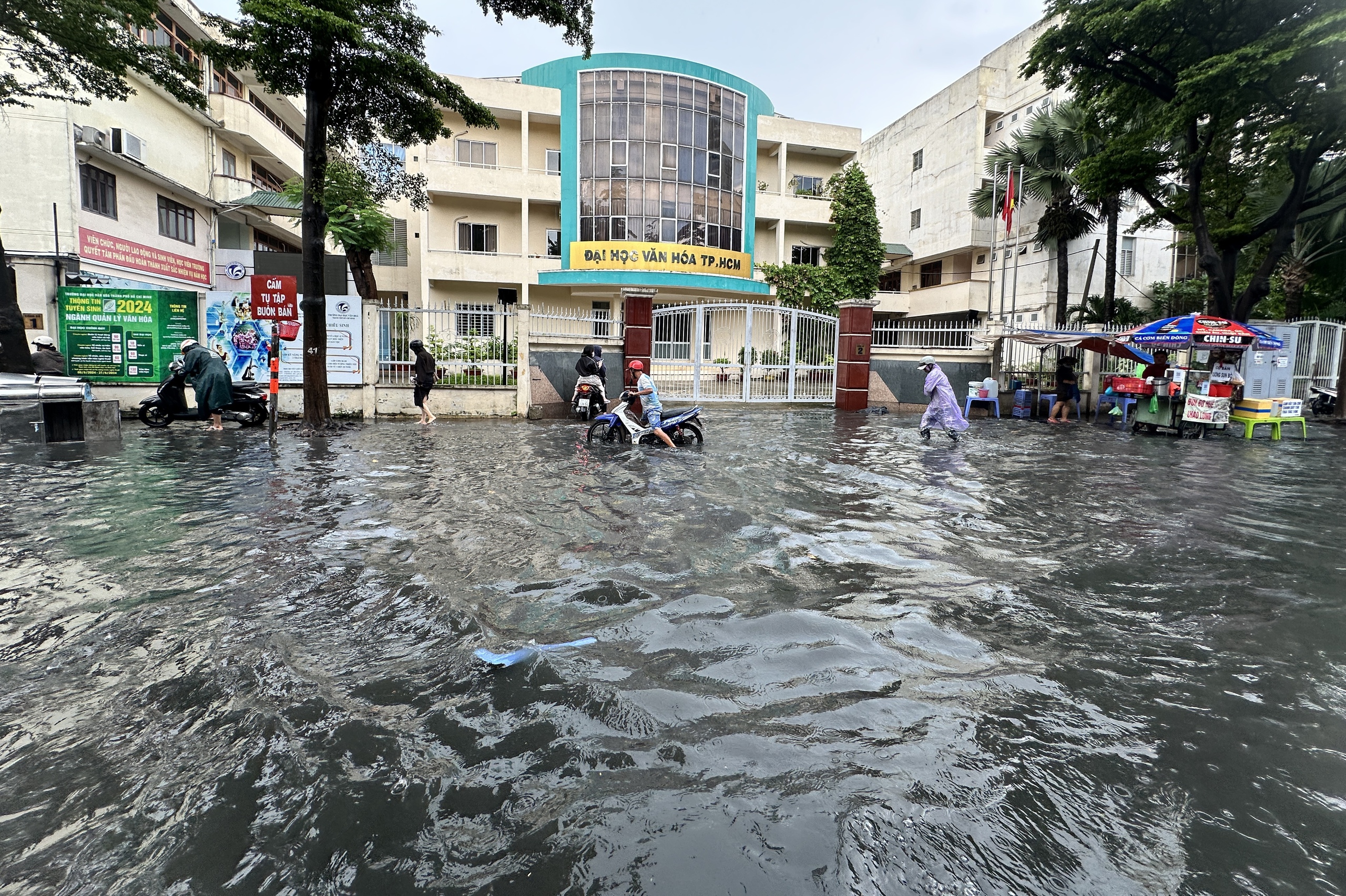 Mưa lớn giữa trưa ở TP.HCM, 'phố nhà giàu' Thảo Điền lại ngập- Ảnh 3.