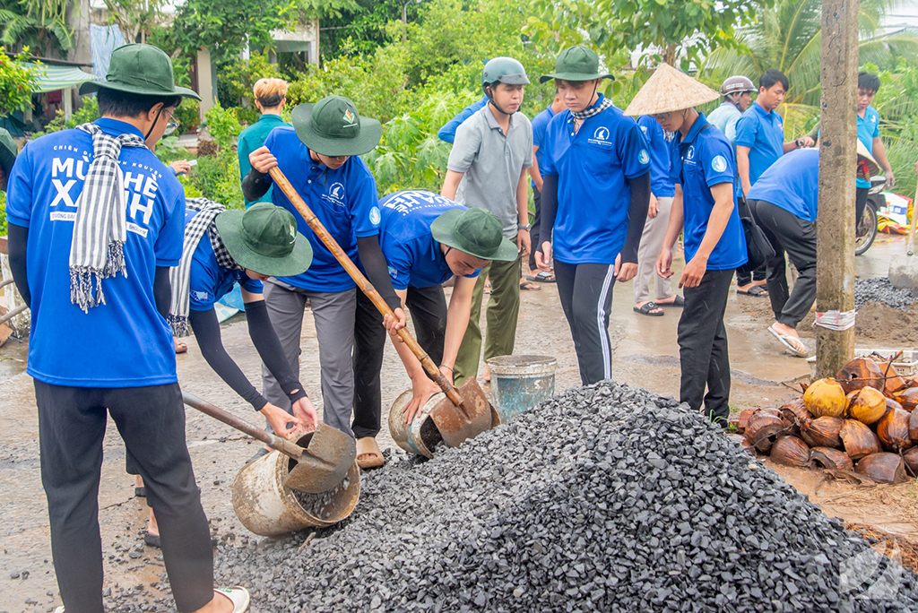 Sinh viên tình nguyện giúp vùng quê giải quyết những khó khăn- Ảnh 1.