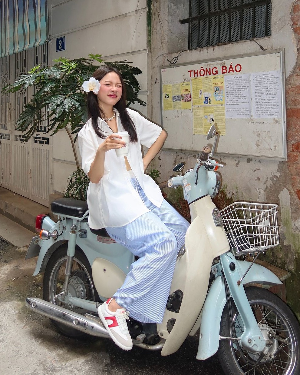 តុបតែងម៉ូដរដូវស្លឹកឈើជ្រុះរបស់អ្នកជាមួយនឹងសម្លៀកបំពាក់ពណ៌ស - រូបថត 1 ។ Tô điểm thời trang mùa thu với những cách phối đồ cùng sắc trắng- Ảnh 1.