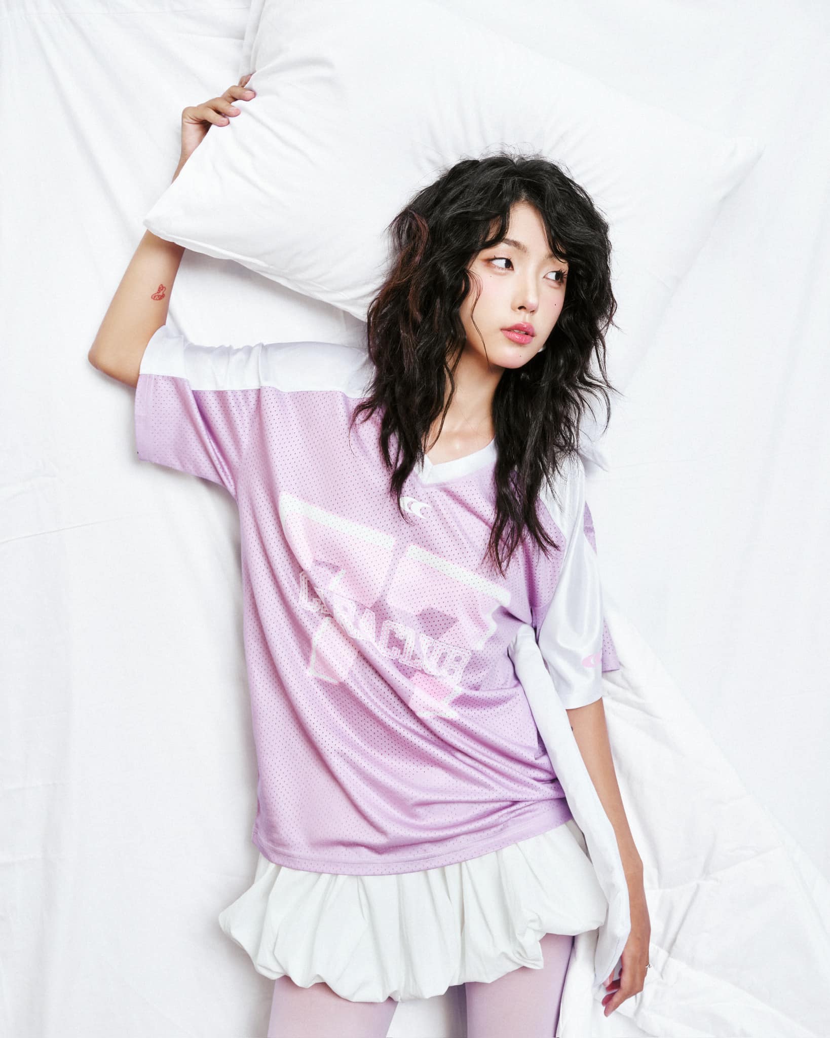 តុបតែងម៉ូដរដូវស្លឹកឈើជ្រុះរបស់អ្នកជាមួយនឹងសម្លៀកបំពាក់ពណ៌ស - រូបថត 3 ។ Tô điểm thời trang mùa thu với những cách phối đồ cùng sắc trắng- Ảnh 3.