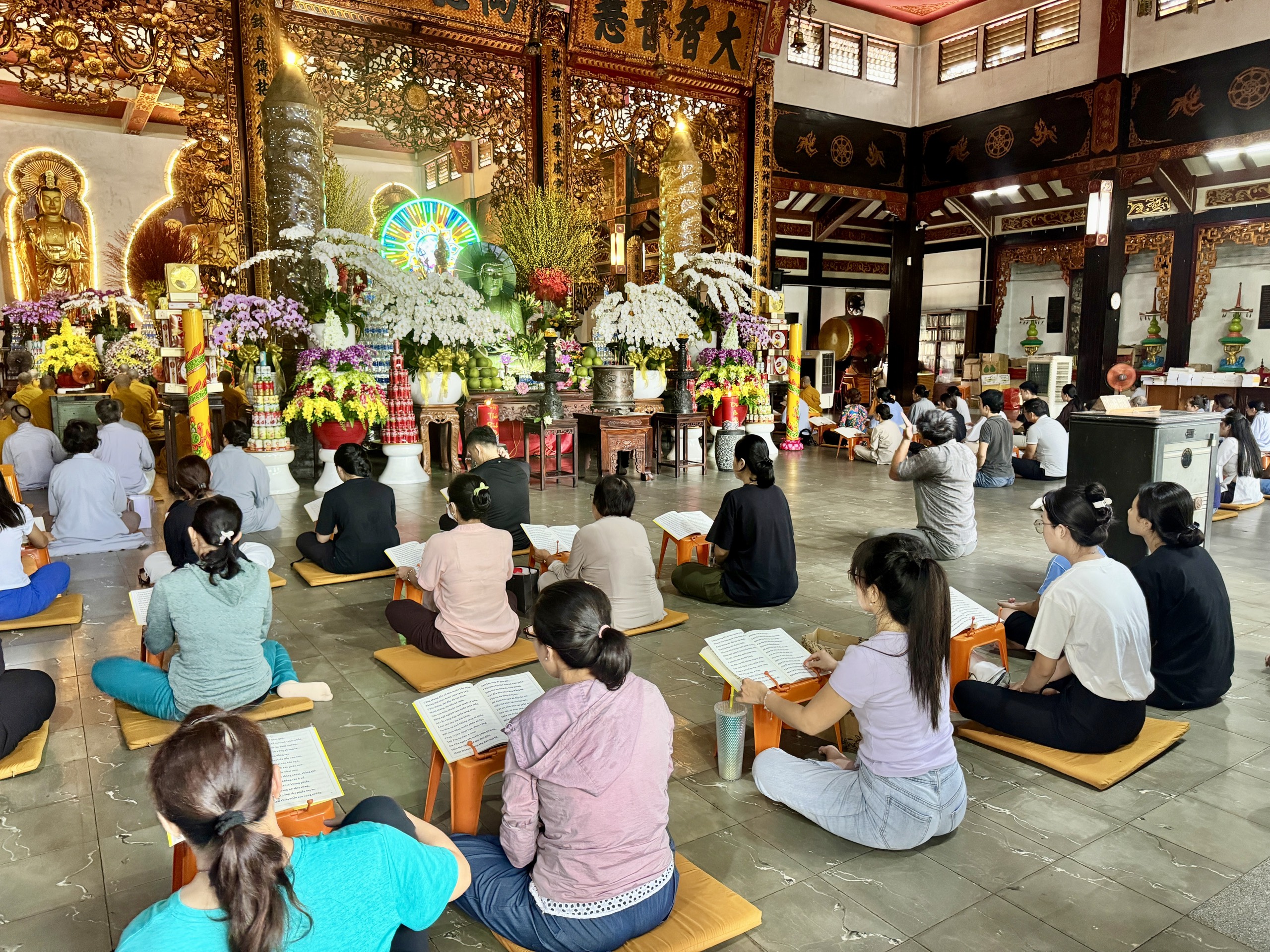 Nhiều người dân TP.HCM đi chùa đọc kinh Vu lan Báo hiếu suốt đại lễ- Ảnh 4. Nhiều người dân TP.HCM đi chùa đọc kinh Vu lan Báo hiếu suốt đại lễ- Ảnh 4.