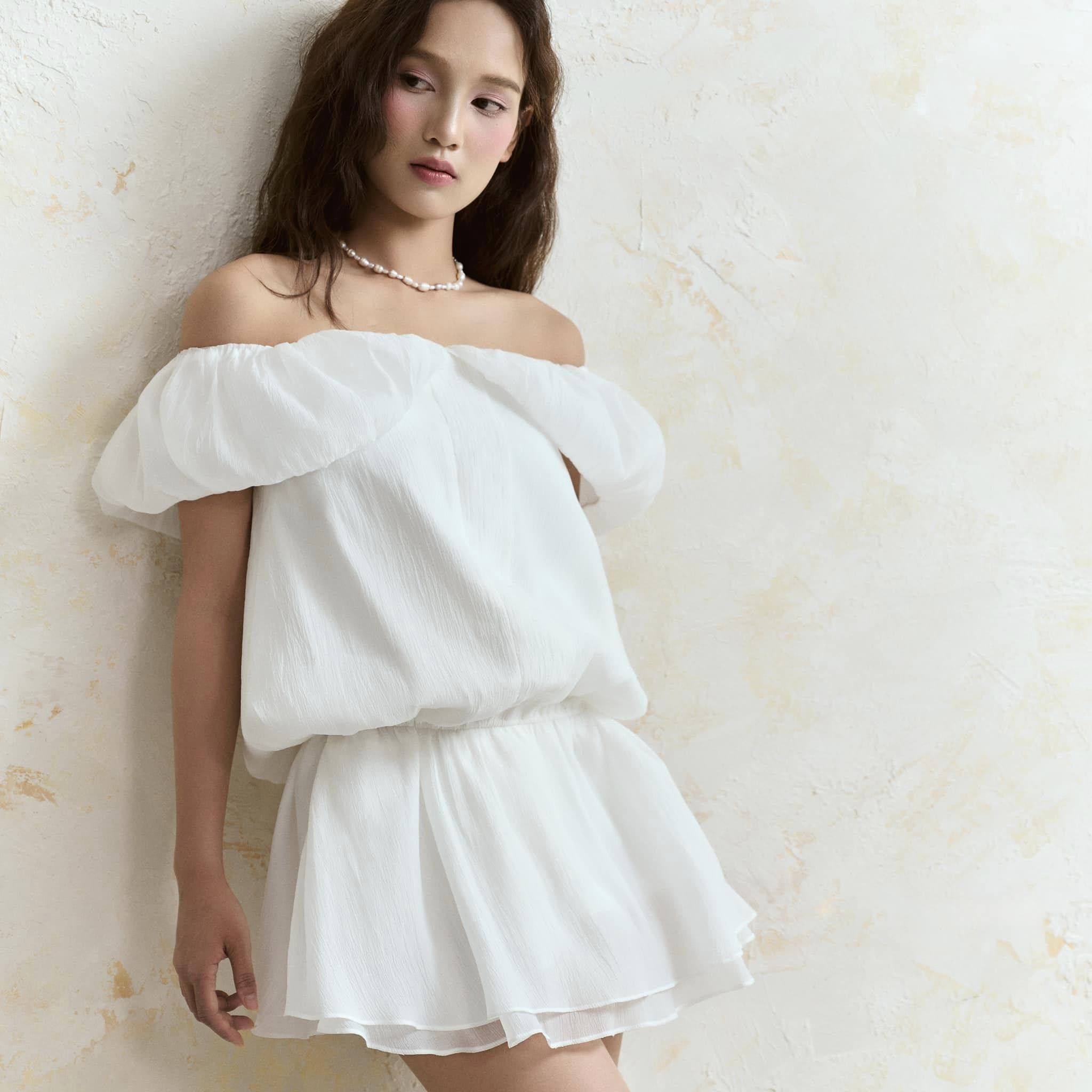 តុបតែងម៉ូដរដូវស្លឹកឈើជ្រុះរបស់អ្នកជាមួយនឹងសម្លៀកបំពាក់ពណ៌ស - រូបថត 7 ។ Tô điểm thời trang mùa thu với những cách phối đồ cùng sắc trắng- Ảnh 7.