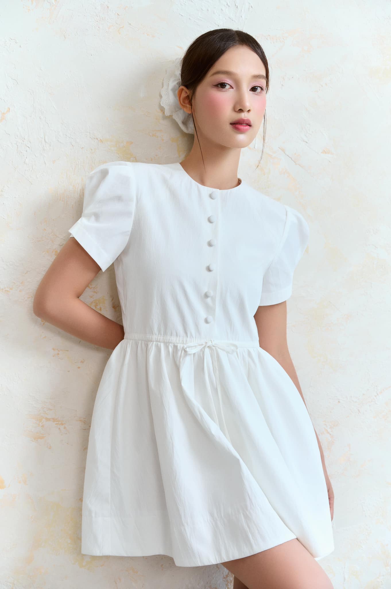 តុបតែងម៉ូដរដូវស្លឹកឈើជ្រុះរបស់អ្នកជាមួយនឹងសម្លៀកបំពាក់ពណ៌ស - រូបថត 9 ។ Tô điểm thời trang mùa thu với những cách phối đồ cùng sắc trắng- Ảnh 9.