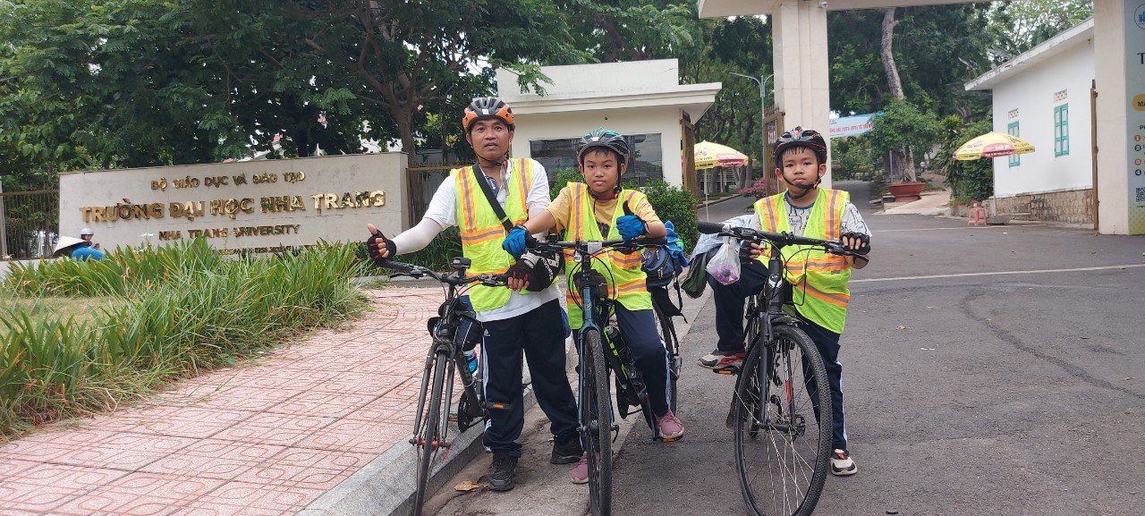 Hai cậu bé tiểu học cùng cha vượt nắng gió đạp xe xuyên Việt- Ảnh 1. Hai cậu bé tiểu học cùng cha vượt nắng gió đạp xe xuyên Việt- Ảnh 1.