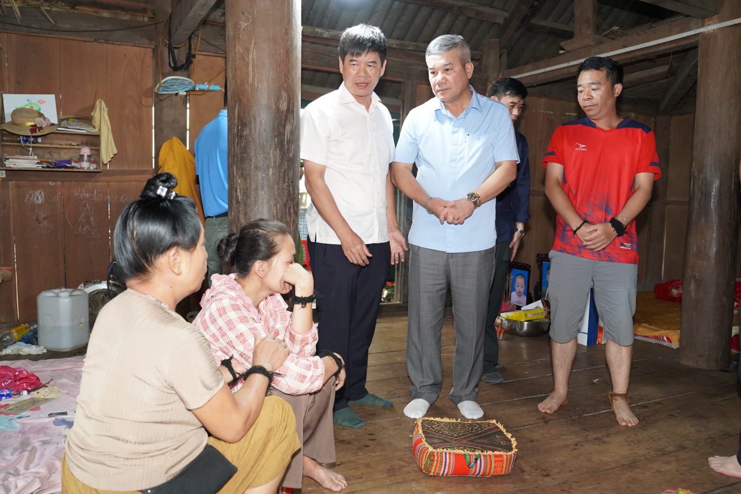 Ông Đỗ Chí Thanh, Phó tổng giám đốc Petrovietnam, thăm hỏi, chia buồn, động viên gia đình có người thân mất do lũ quét tại Điện Biên Ông Đỗ Chí Thanh, Phó tổng giám đốc Petrovietnam, thăm hỏi, chia buồn, động viên gia đình có người thân mất do lũ quét tại Điện Biên