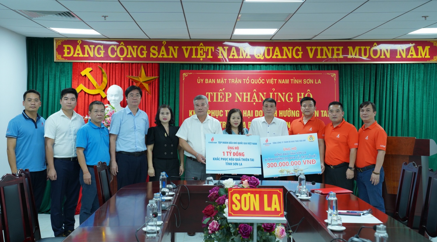 Ông Đỗ Chí Thanh, Phó tổng giám đốc Petrovietnam, chia sẻ khó khăn với tỉnh Sơn La trong khắc phục hậu quả do mưa lũ gây ra Ông Đỗ Chí Thanh, Phó tổng giám đốc Petrovietnam, chia sẻ khó khăn với tỉnh Sơn La trong khắc phục hậu quả do mưa lũ gây ra
