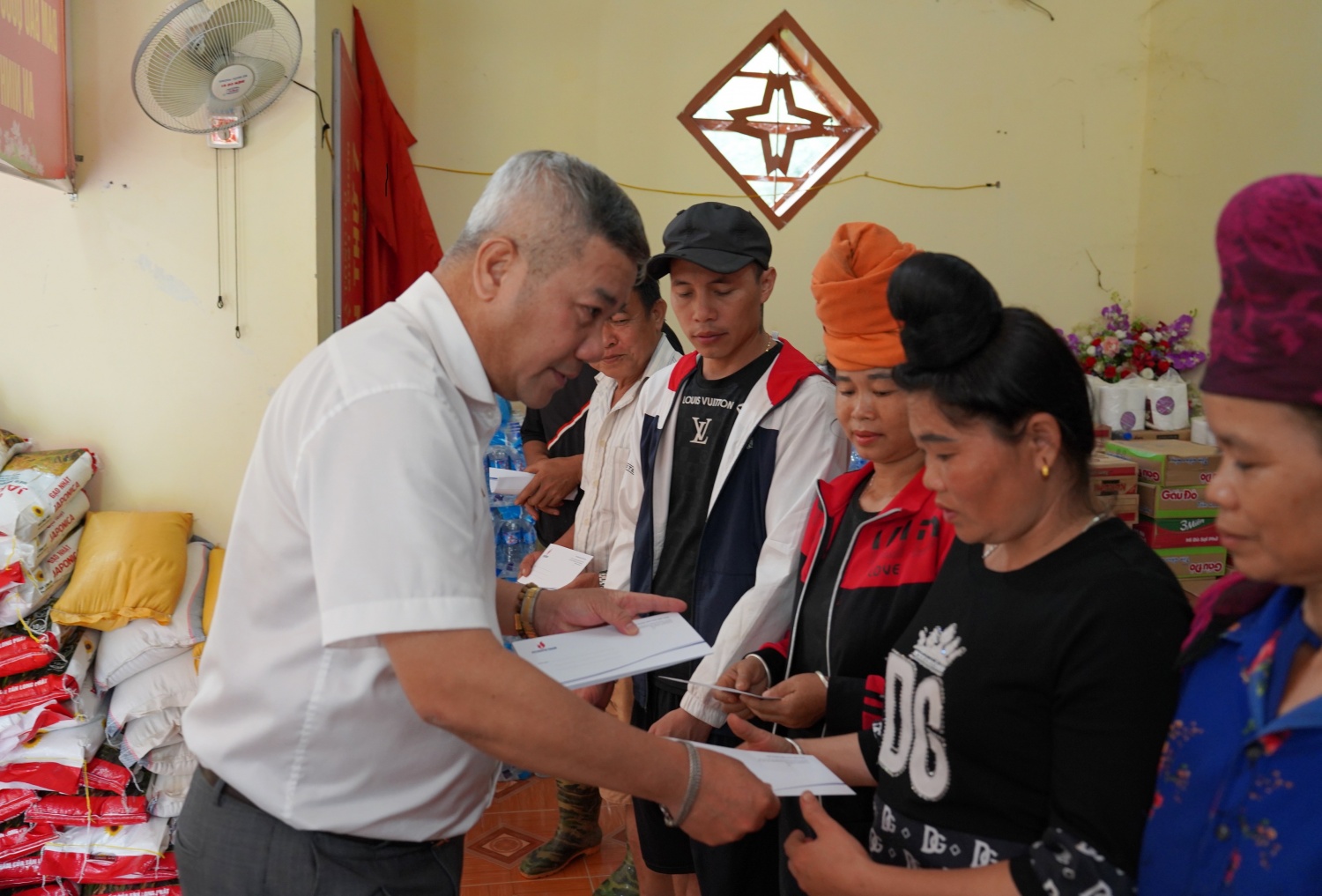 Ông Đỗ Chí Thanh tặng quà hỗ trợ, động viên bà con nhân dân xã Tông Cọ Ông Đỗ Chí Thanh tặng quà hỗ trợ, động viên bà con nhân dân xã Tông Cọ