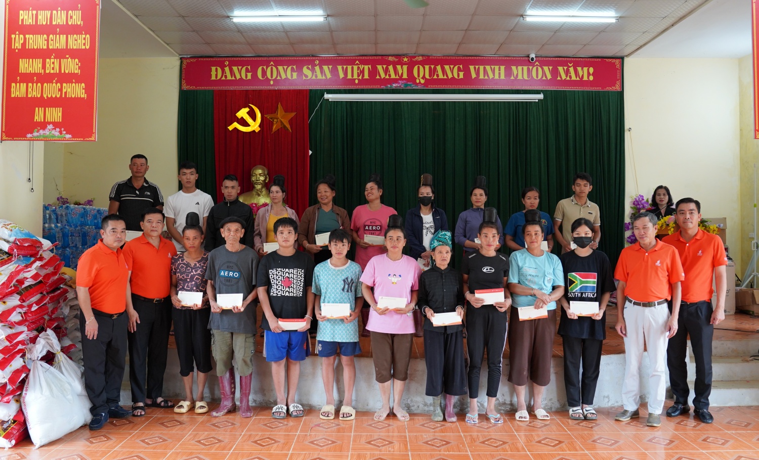 Lãnh đạo PVEP tặng quà hỗ trợ bà con xã Tông Cọ. Lãnh đạo PVEP tặng quà hỗ trợ bà con xã Tông Cọ.