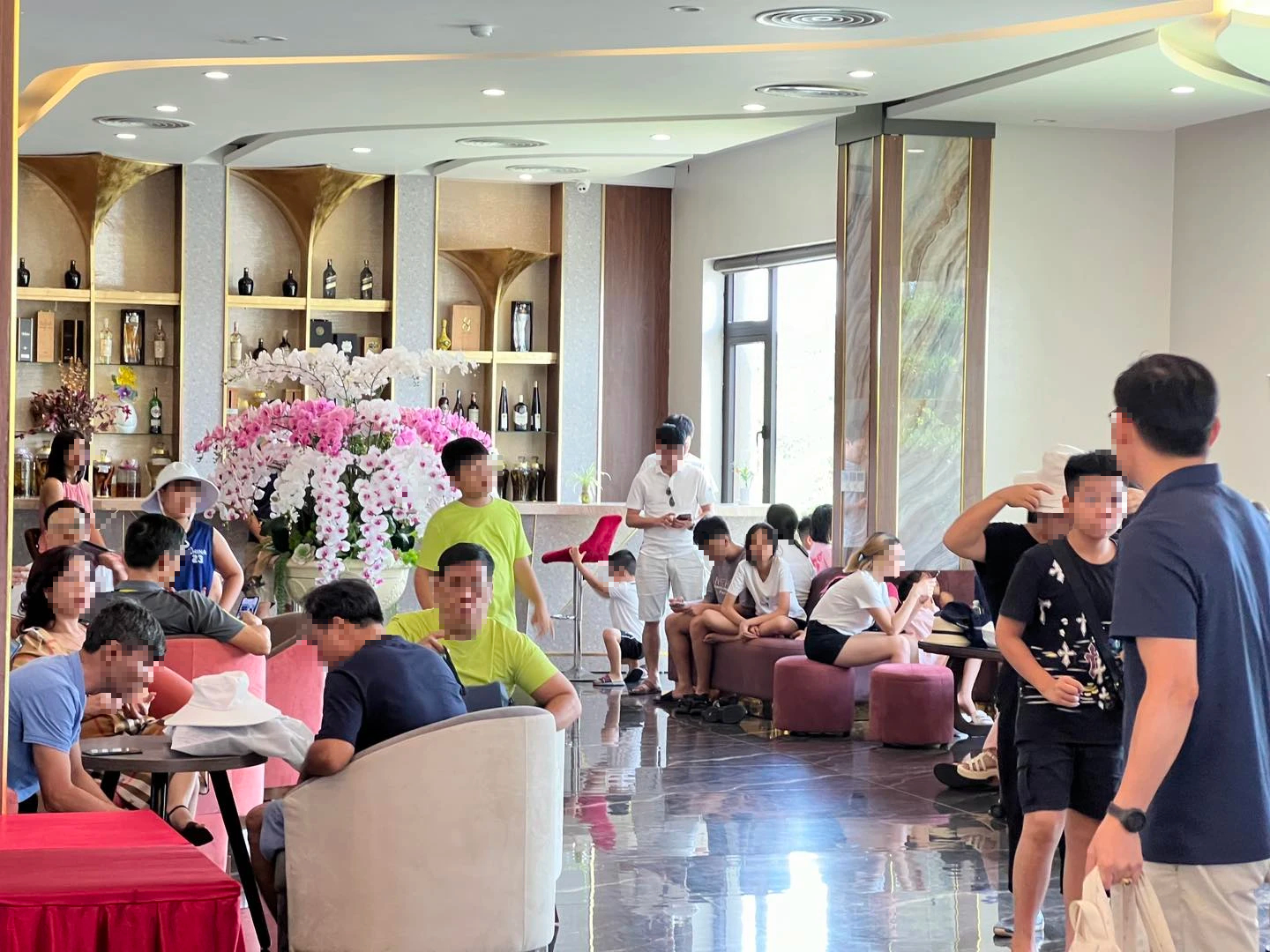 Yêu cầu dừng hoạt động khách sạn tự phong 4 sao tại Vân Đồn- Ảnh 2. Yêu cầu dừng hoạt động khách sạn tự phong 4 sao tại Vân Đồn- Ảnh 2.