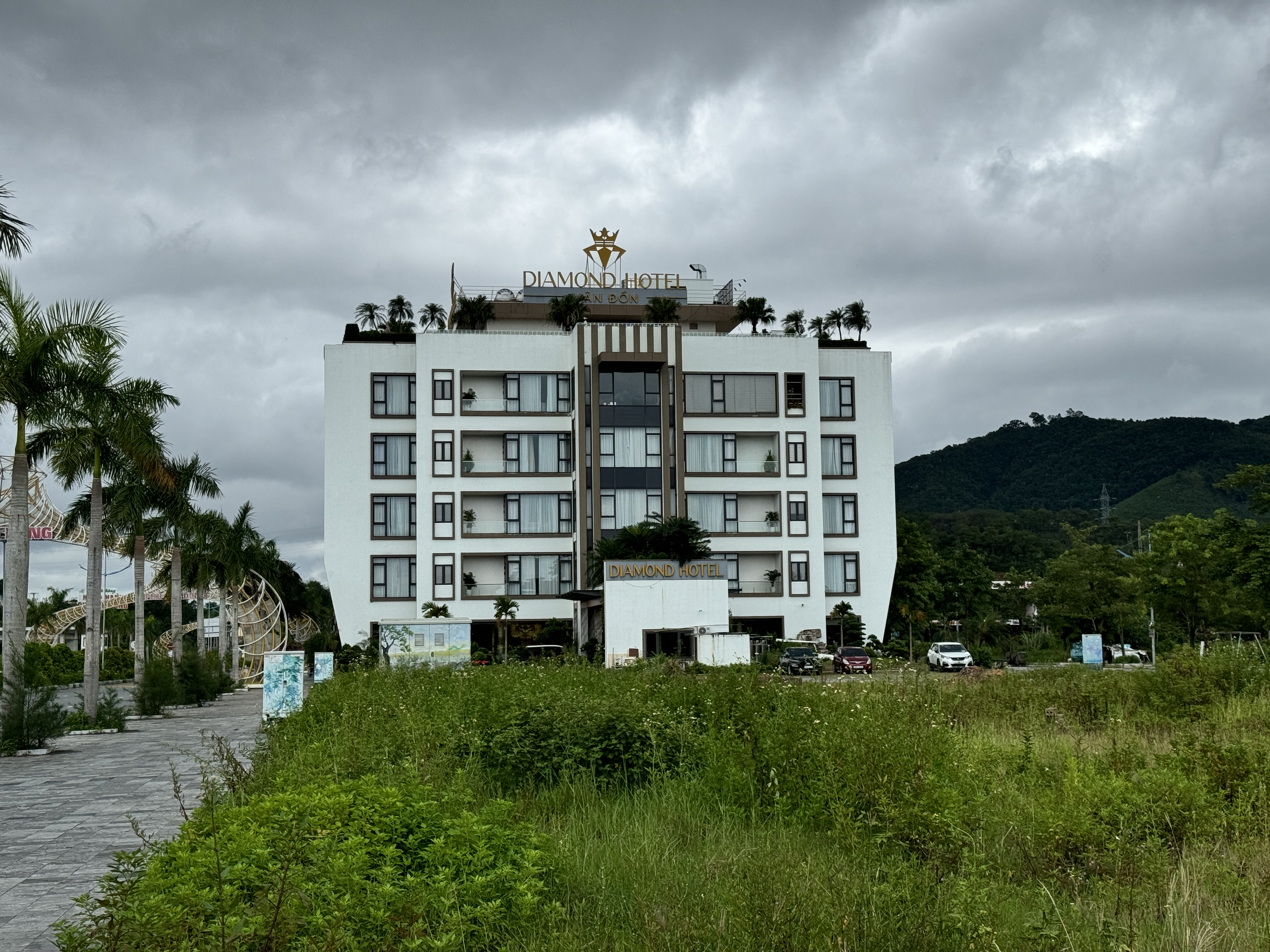 Yêu cầu dừng hoạt động khách sạn tự phong 4 sao tại Vân Đồn- Ảnh 1. Yêu cầu dừng hoạt động khách sạn tự phong 4 sao tại Vân Đồn- Ảnh 1.